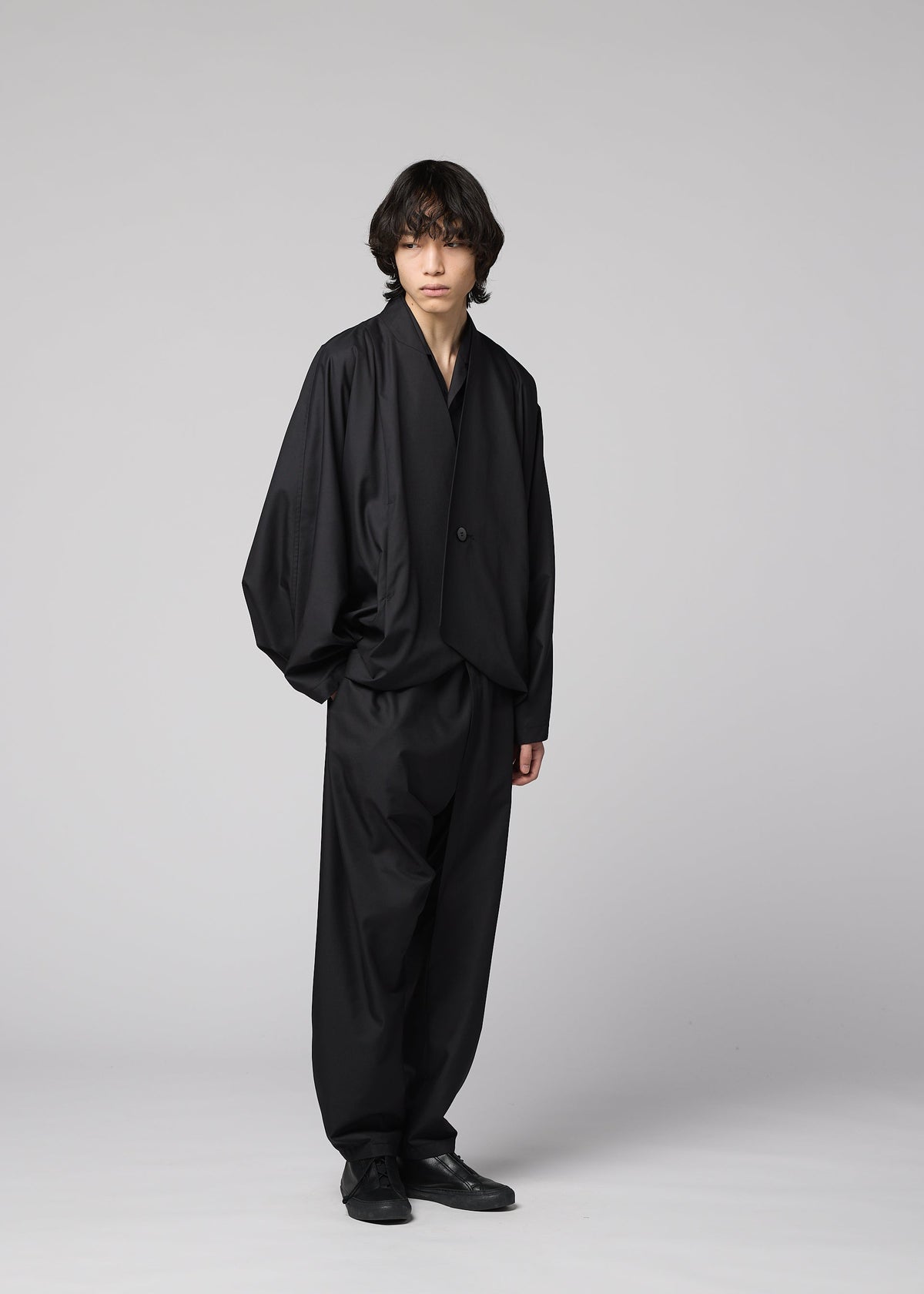 A model wears the IM MEN SWING BLACK swing-black-trousers-black.
