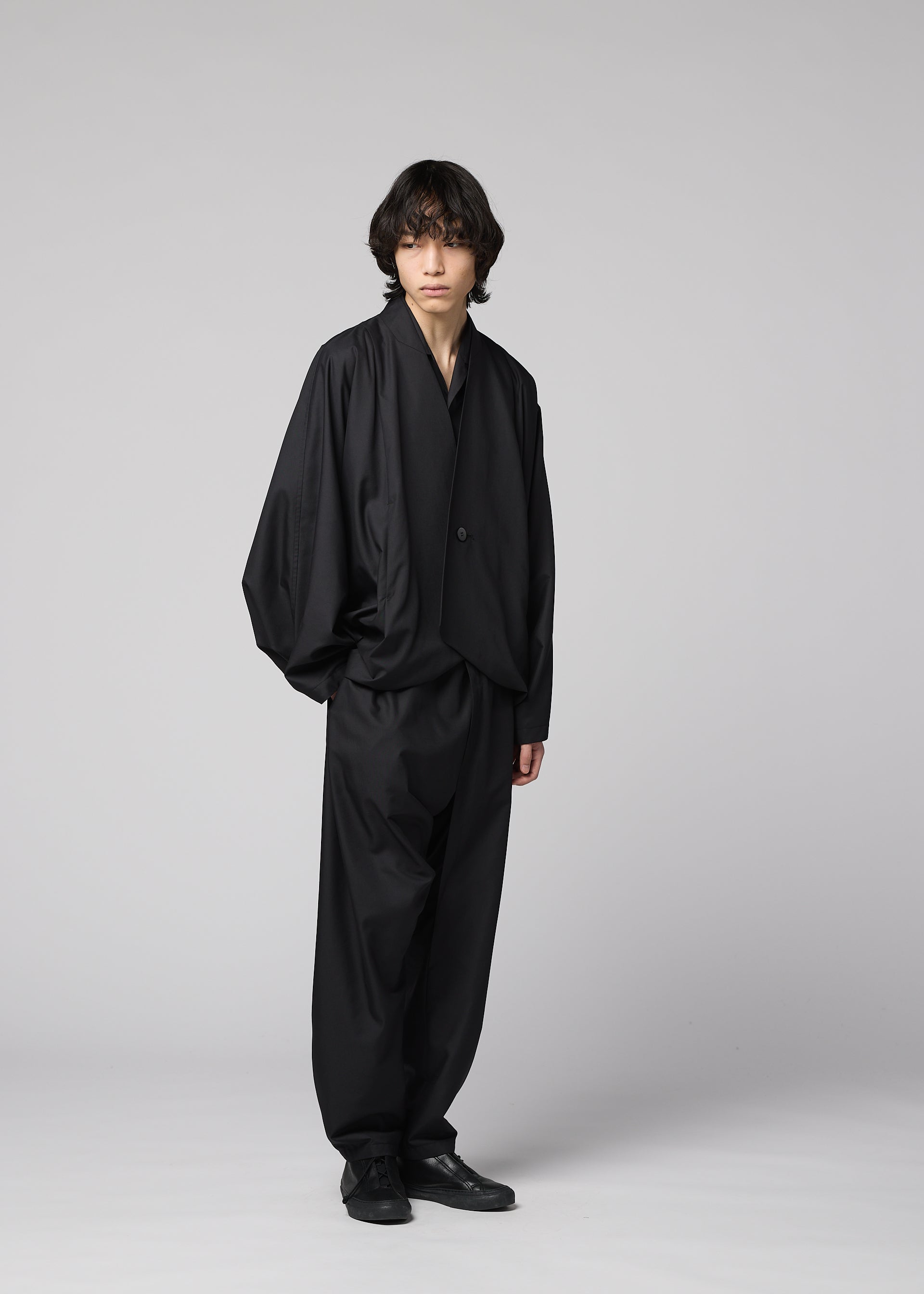 A model wears the IM MEN SWING BLACK swing-black-trousers-black.