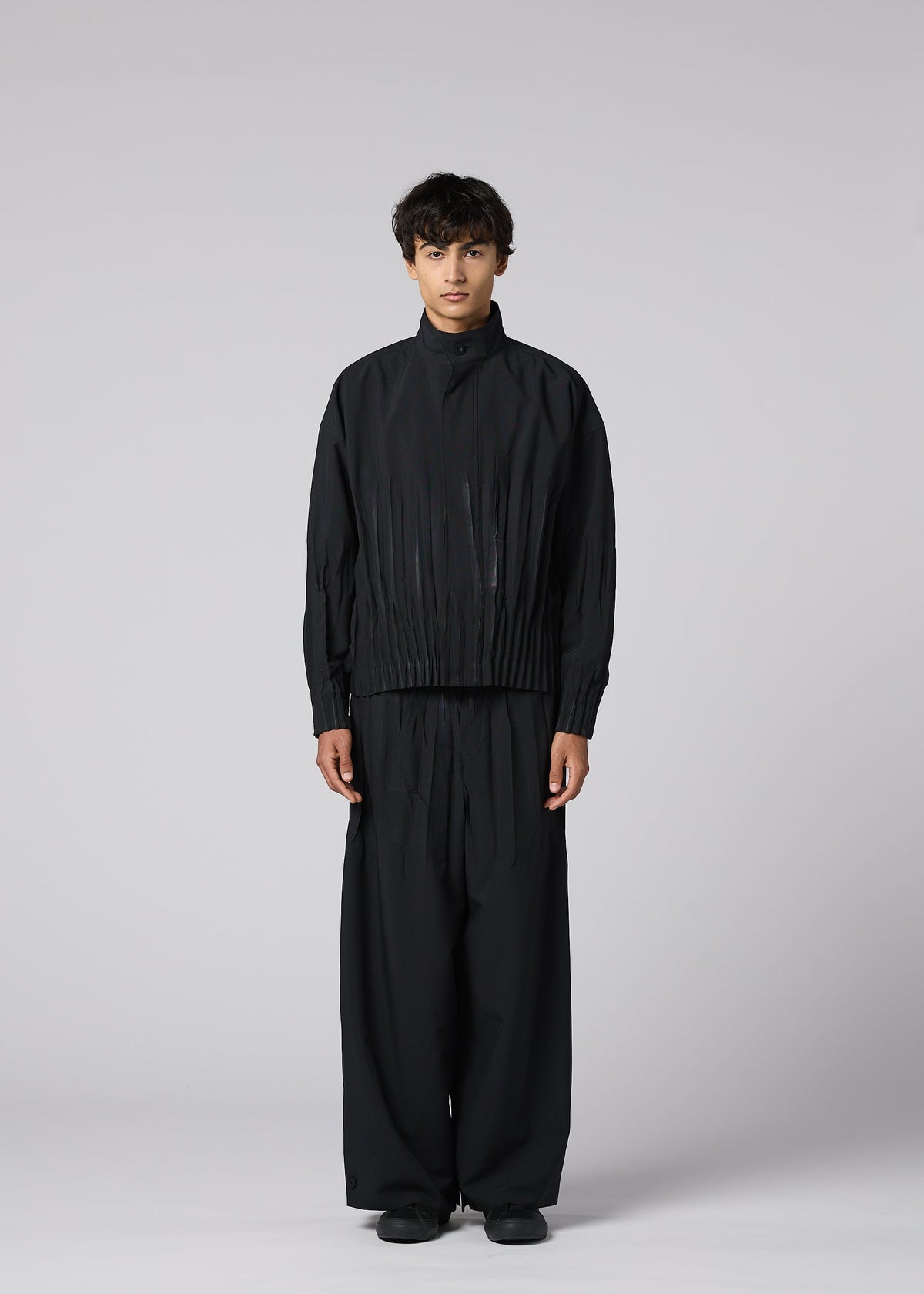 A model wears the IM MEN WAFT BLACK waft-black-trousers-black-2.