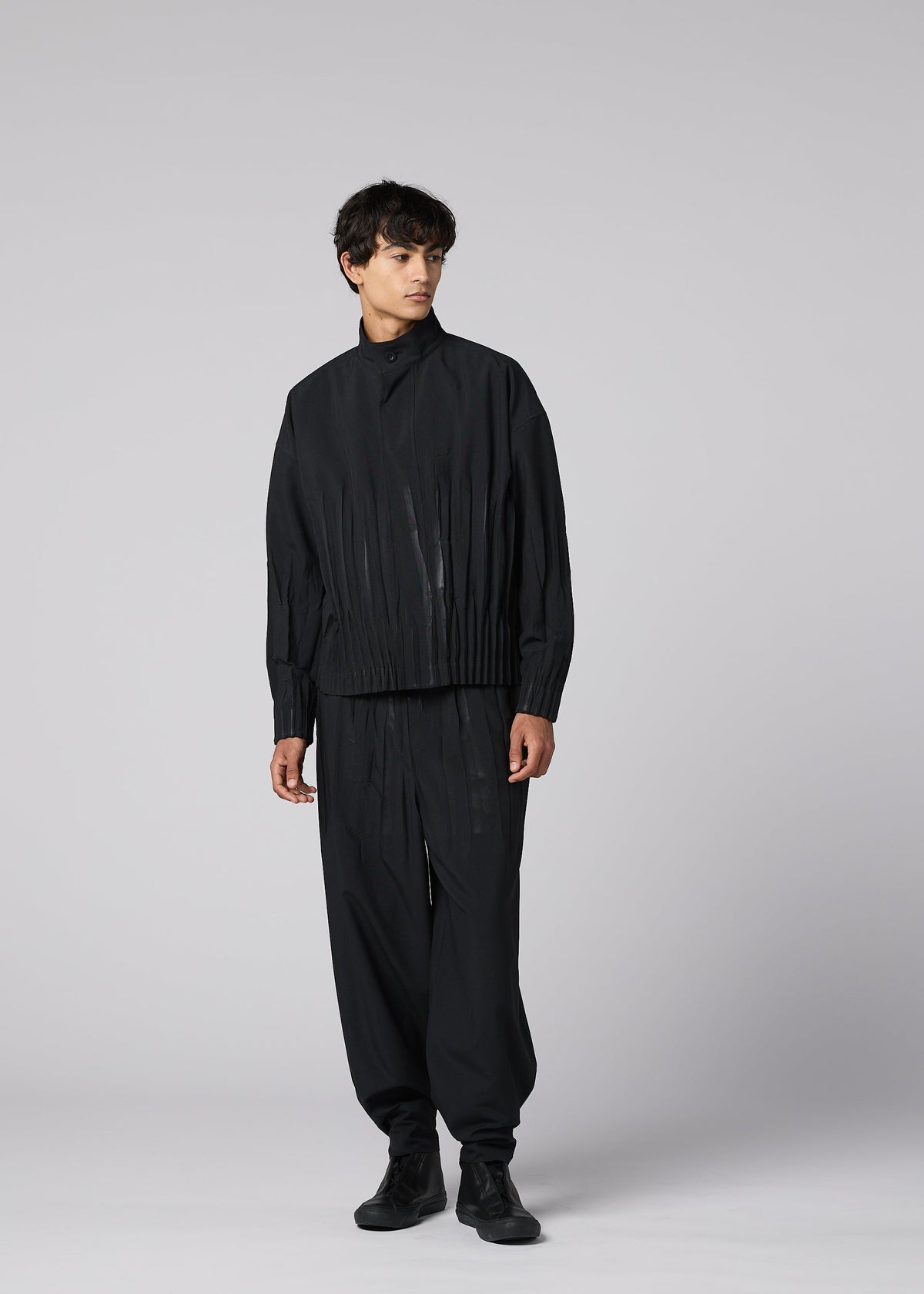 A model wears the IM MEN WAFT BLACK waft-black-trousers-black-2.