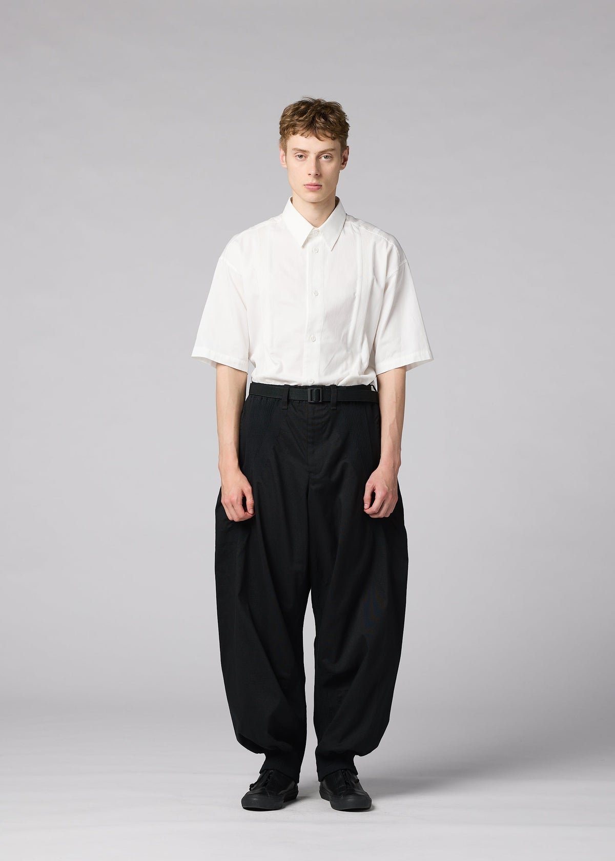 A model wears the IM MEN CLAY clay-trousers-black.