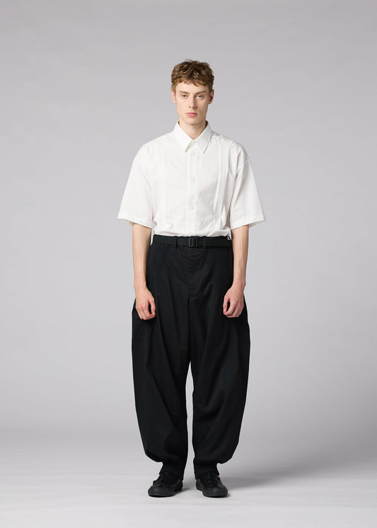 A model wears the IM MEN CLAY clay-trousers-white.