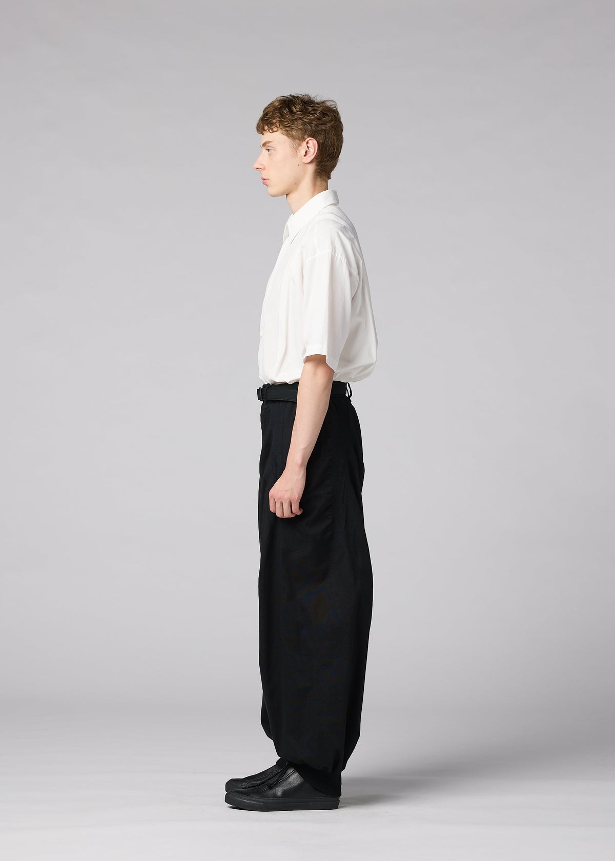 A model wears the IM MEN CLAY clay-trousers-white.