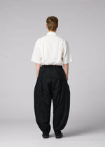A model wears the IM MEN CLAY clay-trousers-white.