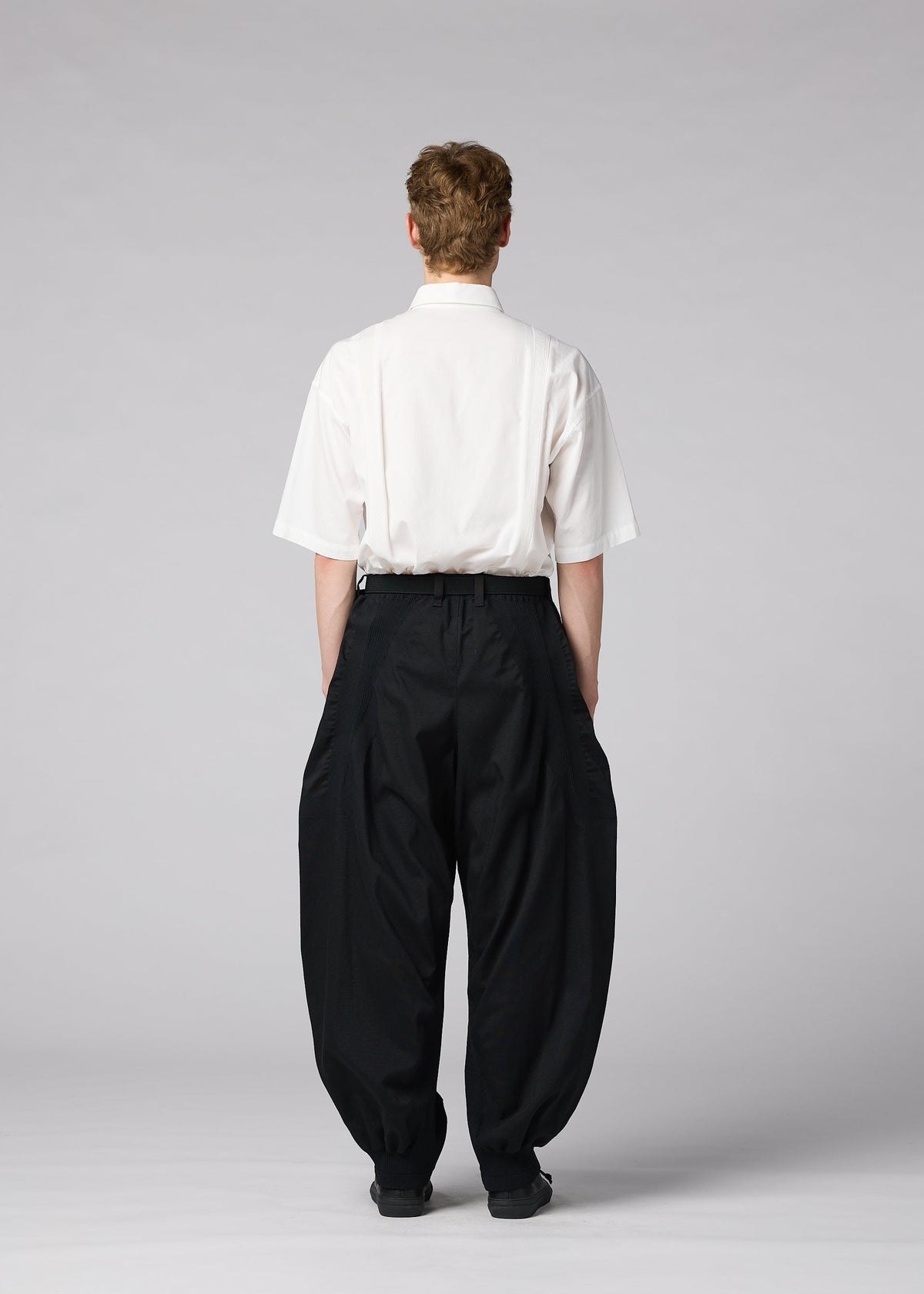 A model wears the IM MEN CLAY clay-trousers-black.