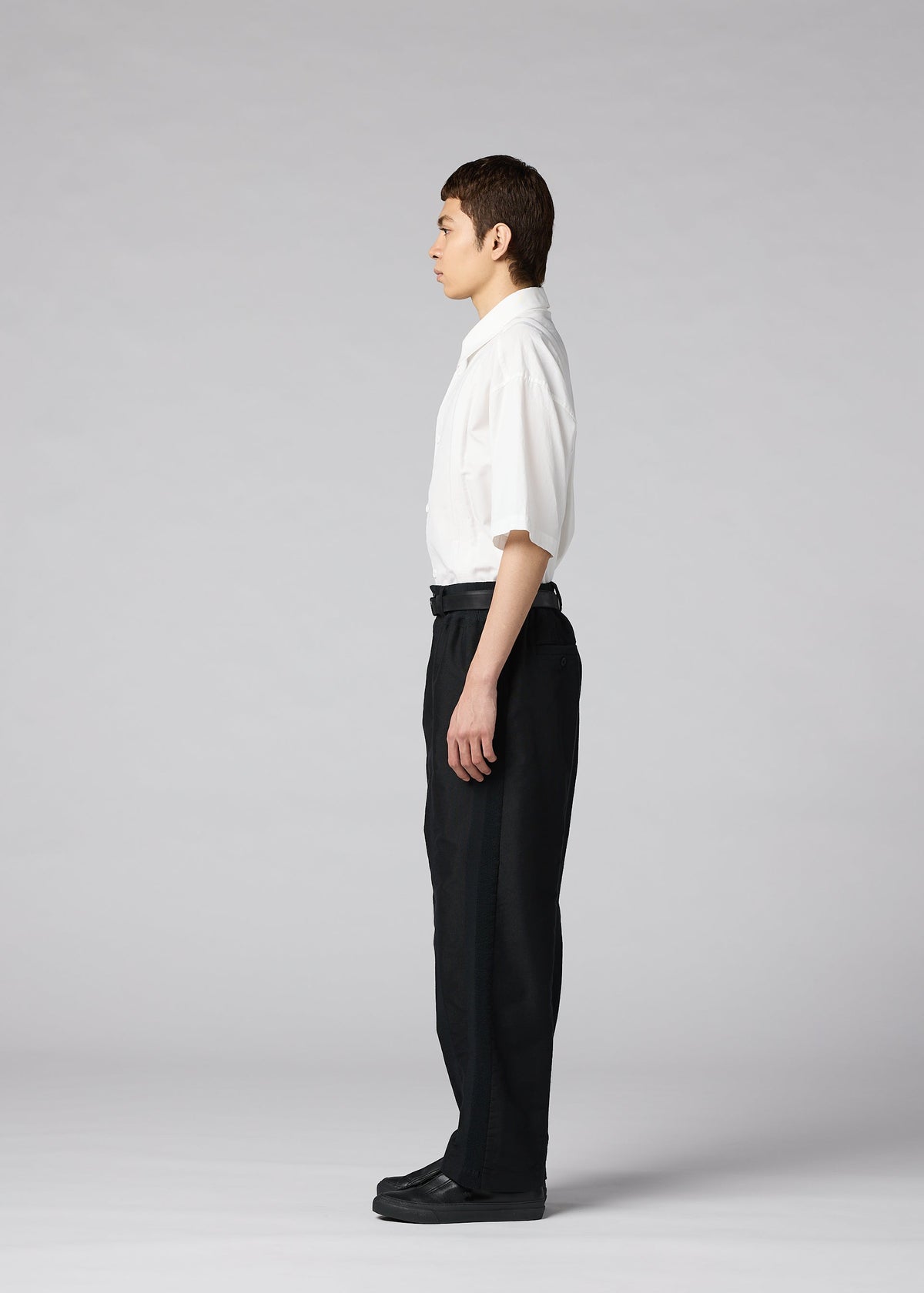 A model wears the IM MEN CLAY clay-trousers-black-1.