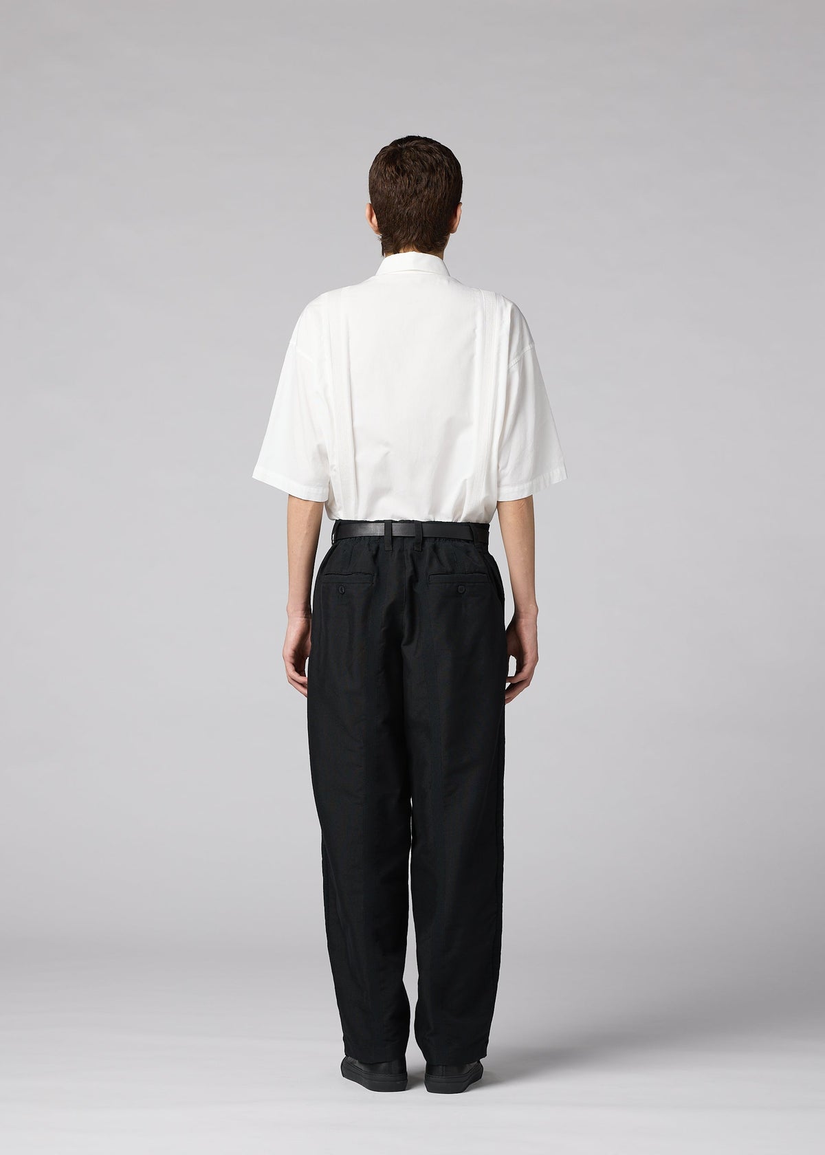 A model wears the IM MEN CLAY clay-trousers-black-1.