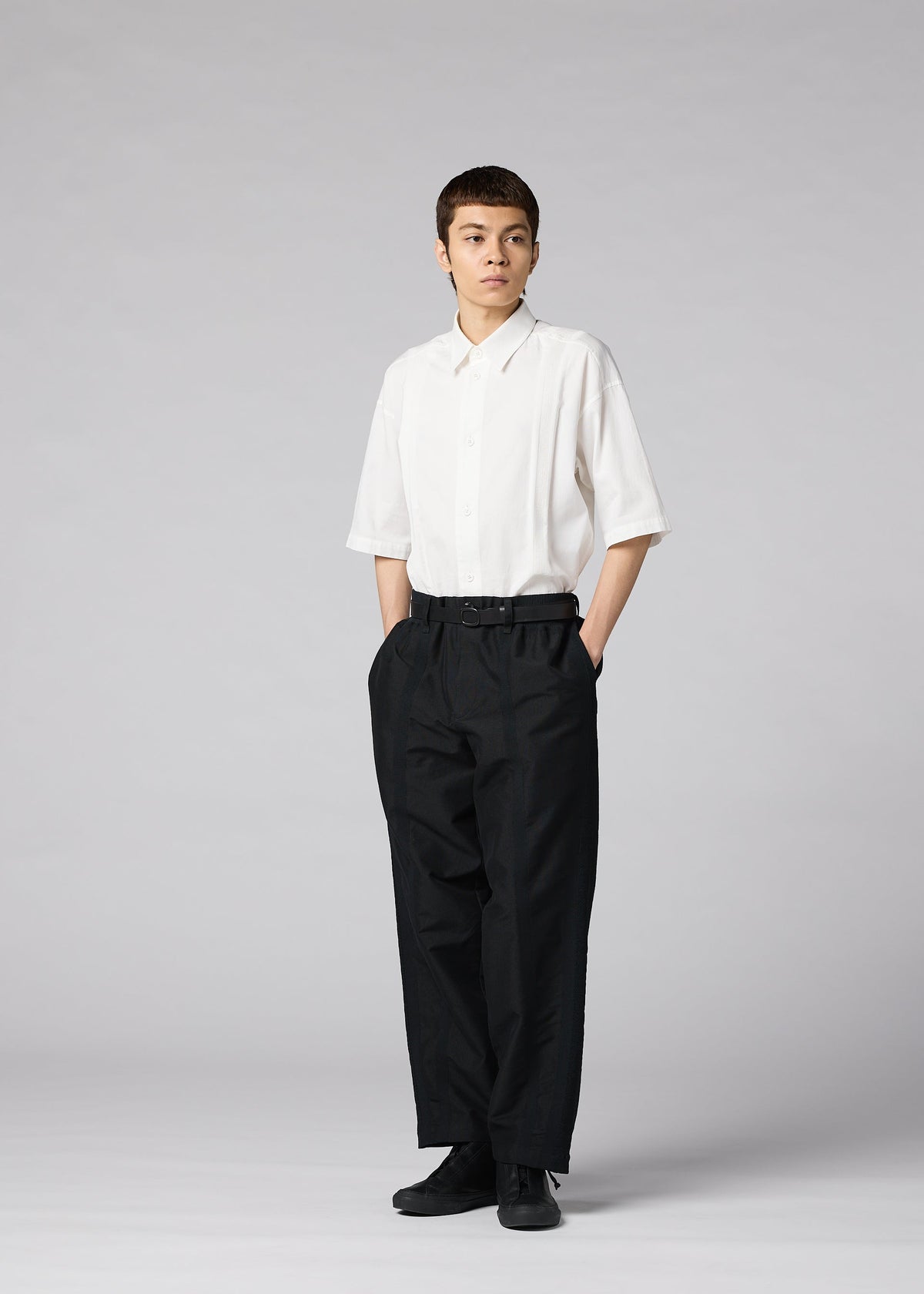 A model wears the IM MEN CLAY clay-trousers-black-1.