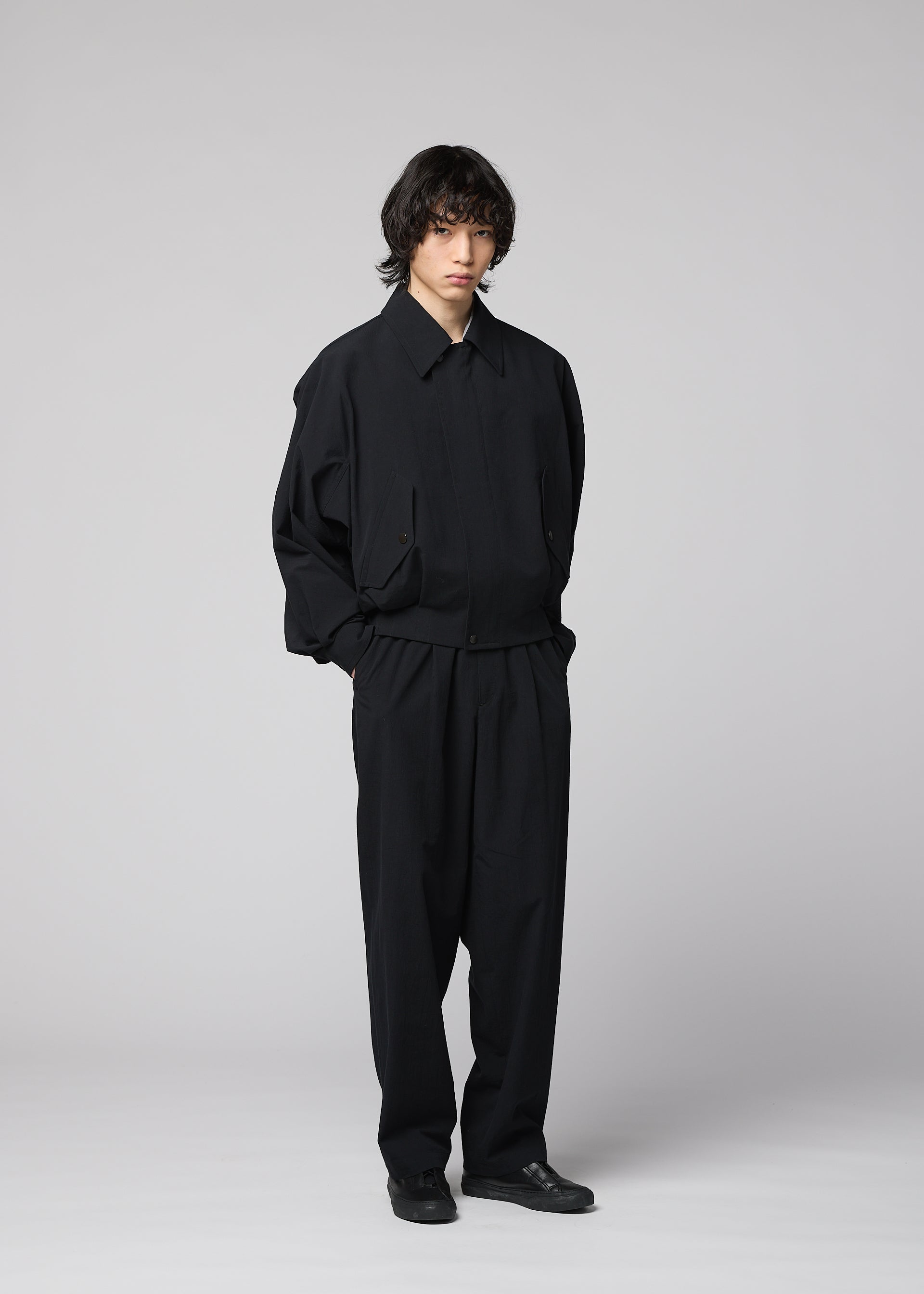 A model wears the IM MEN COMFORT COTTON comfort-cotton-trousers-saxe-blue.
