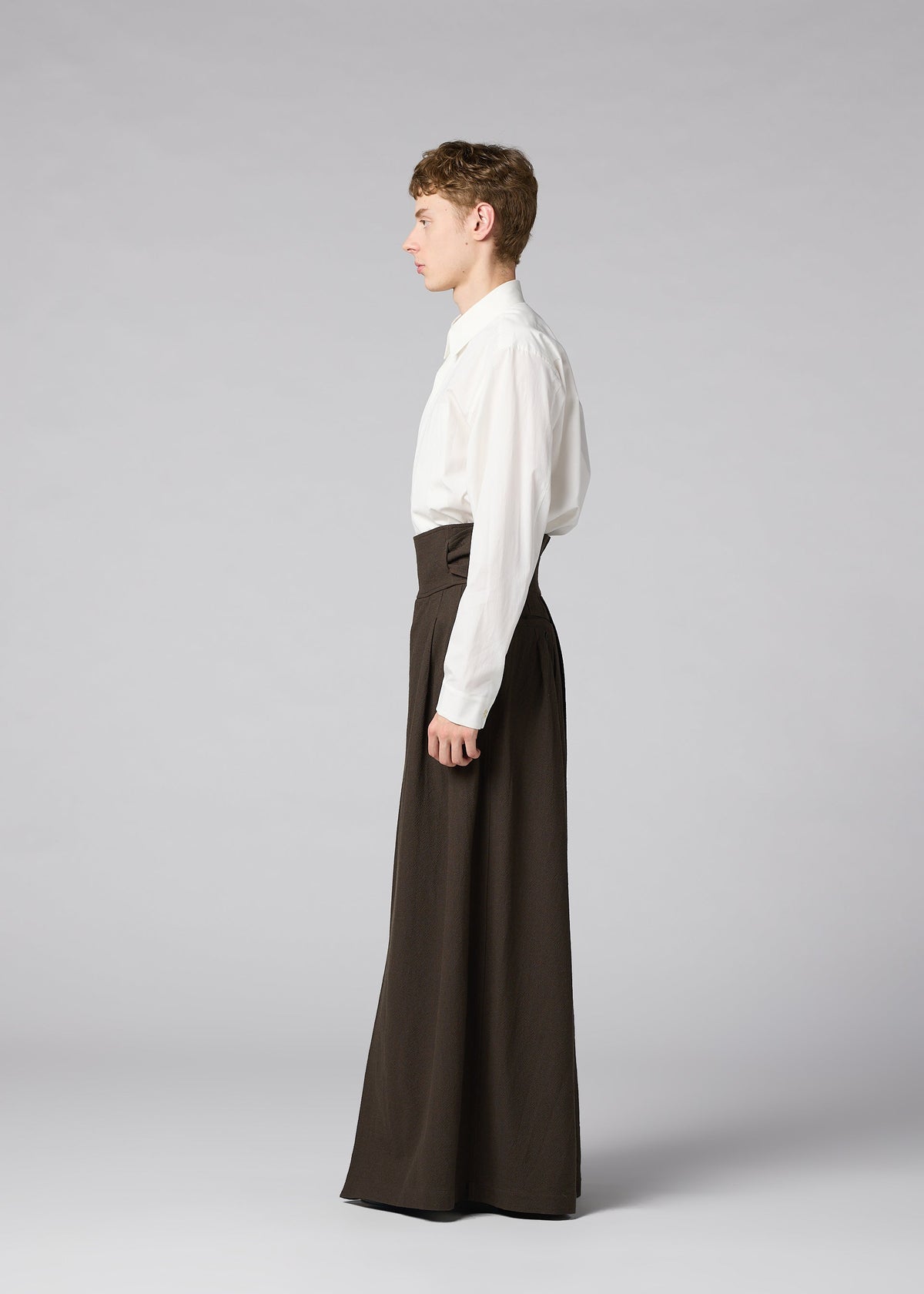 A model wears the IM MEN SHRINK WOOL shrink-wool-trousers-black.
