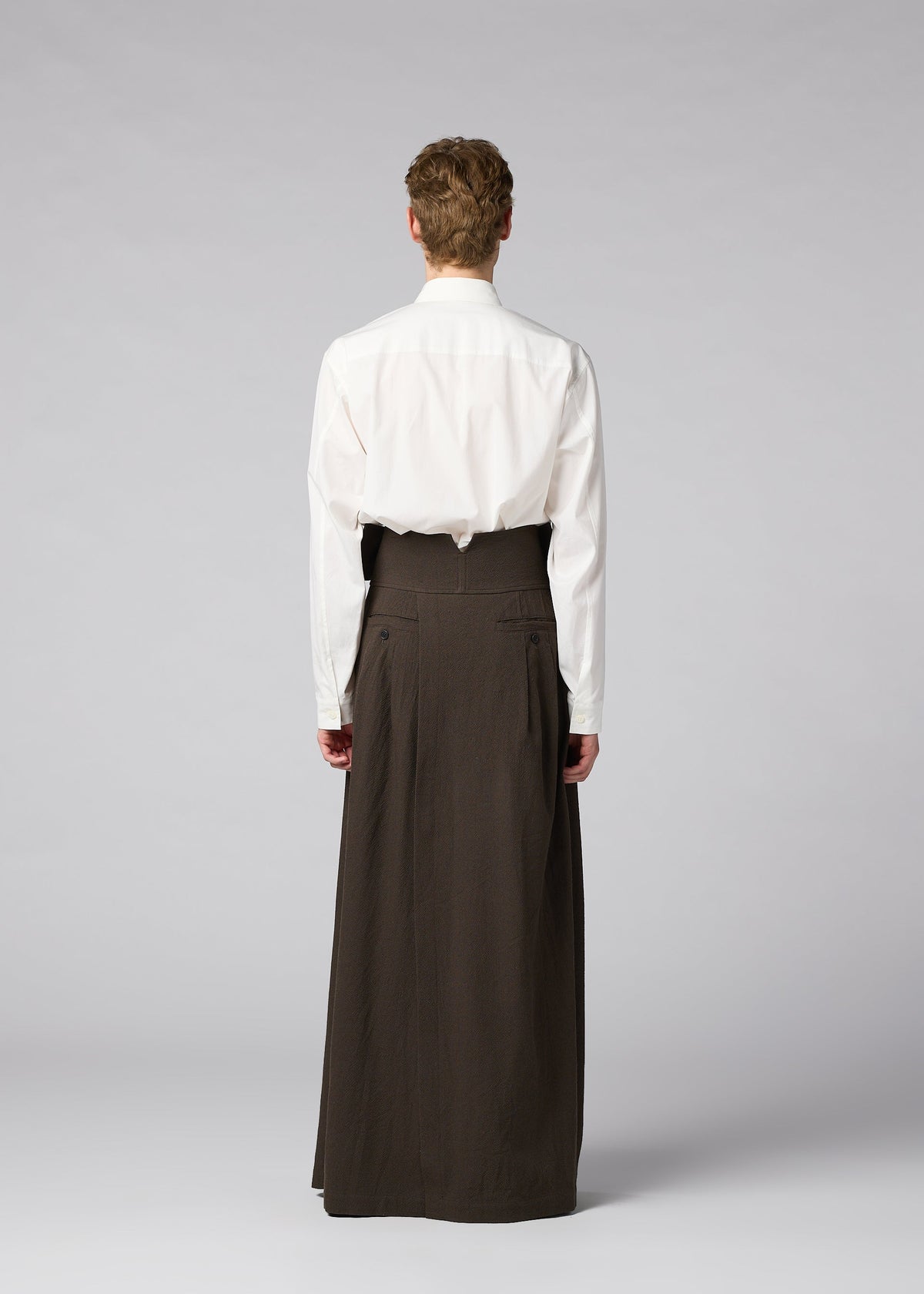 A model wears the IM MEN SHRINK WOOL shrink-wool-trousers-black.