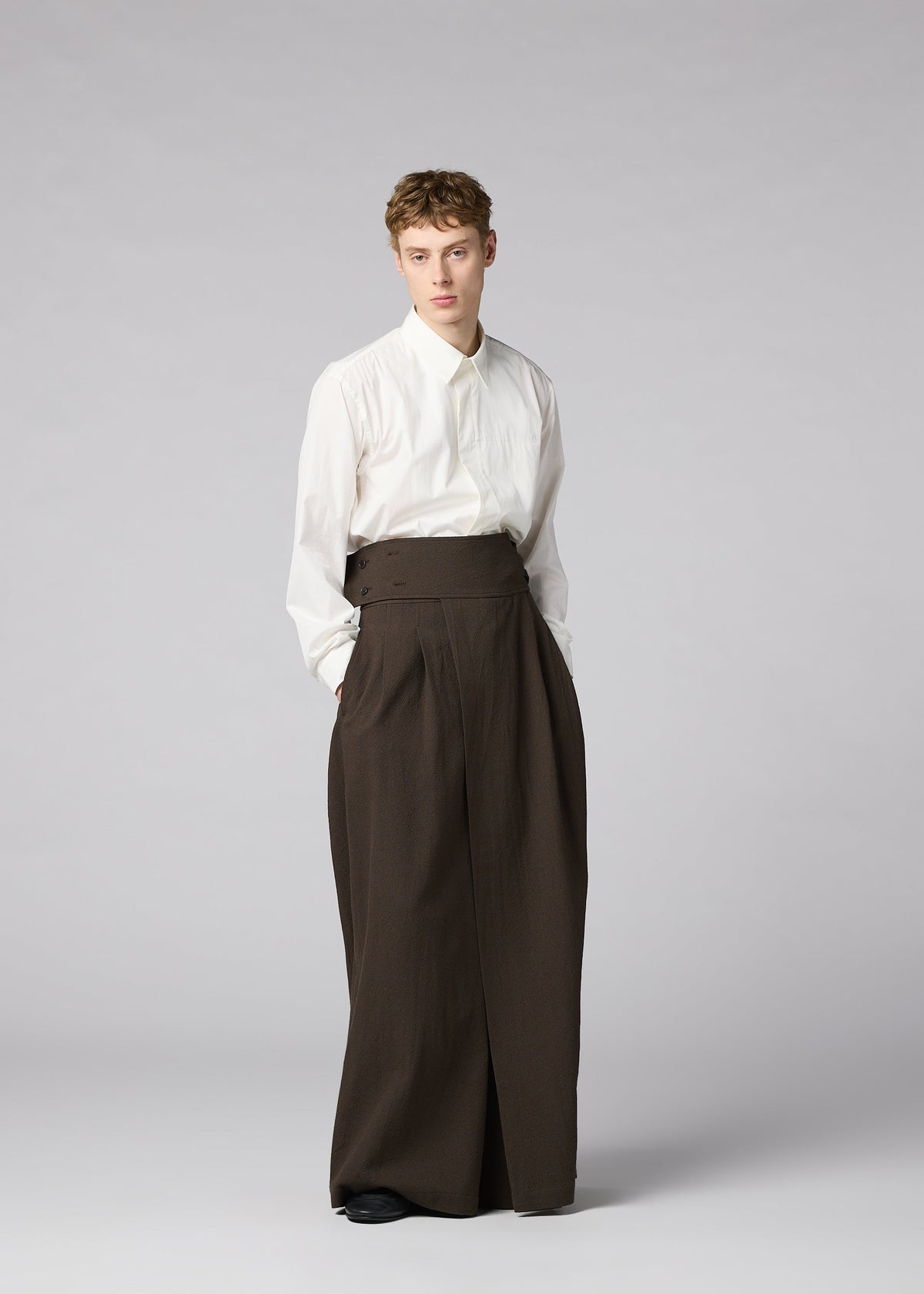 A model wears the IM MEN SHRINK WOOL shrink-wool-trousers-black.