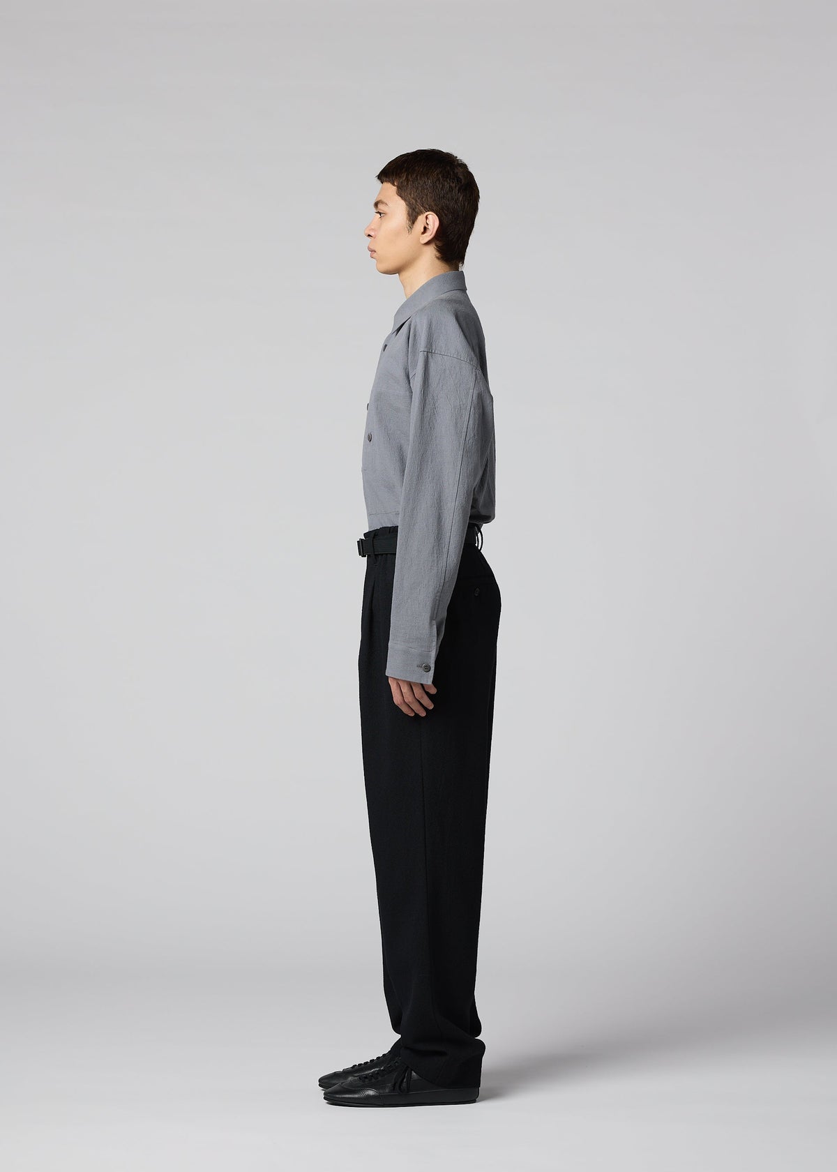 A model wears the IM MEN SHRINK WOOL shrink-wool-tapered-trousers-brown.