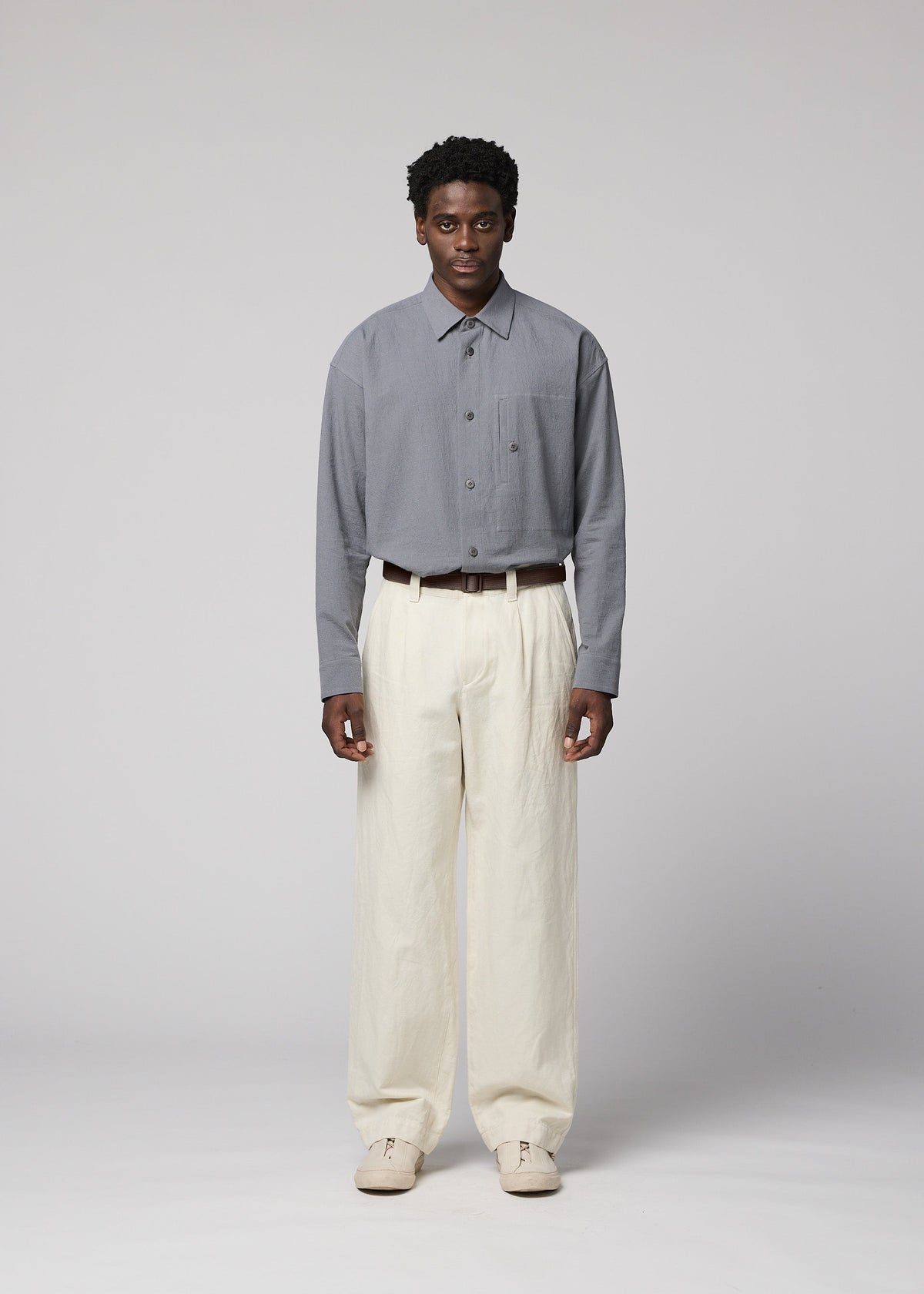 A model wears the IM MEN TOUGH WOOL COTTON tough-wool-cotton-trousers-charcoal-grey.