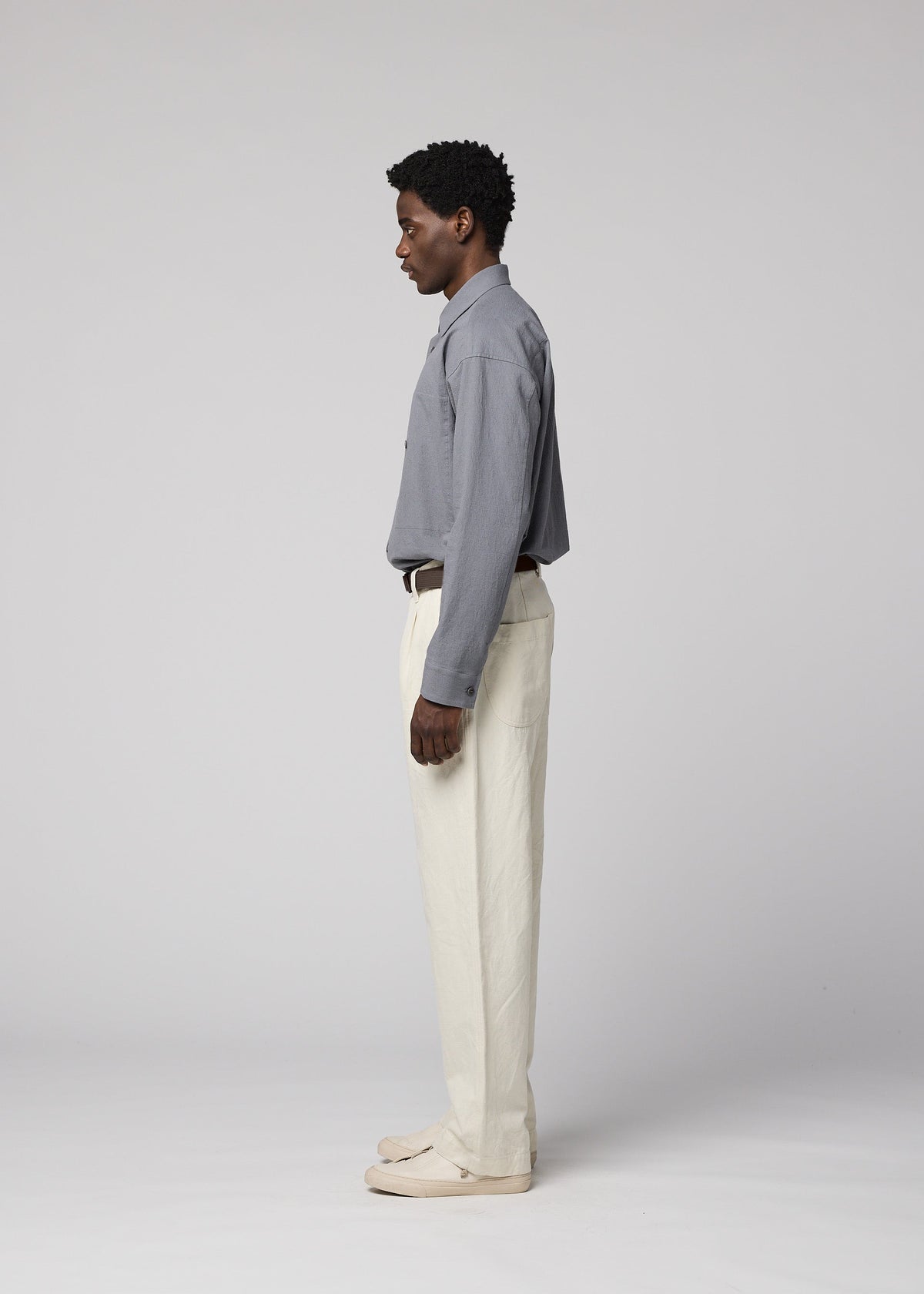 A model wears the IM MEN TOUGH WOOL COTTON tough-wool-cotton-trousers-charcoal-grey.