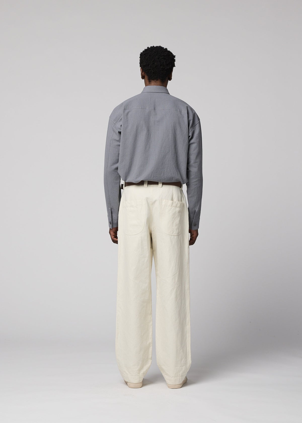 A model wears the IM MEN TOUGH WOOL COTTON tough-wool-cotton-trousers-charcoal-grey.