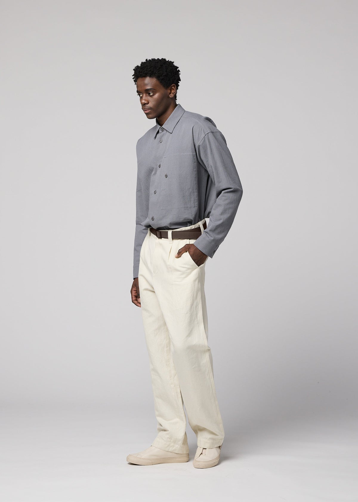 A model wears the IM MEN TOUGH WOOL COTTON tough-wool-cotton-trousers-charcoal-grey.
