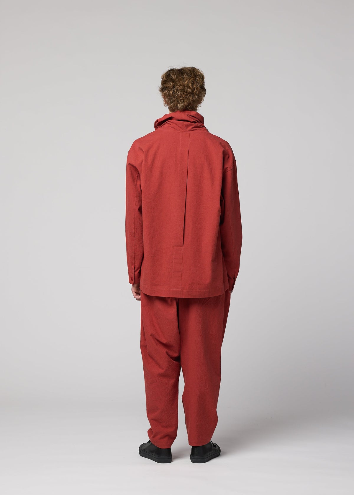 A model wears the IM MEN COTTON YAK cotton-yak-trousers-red.