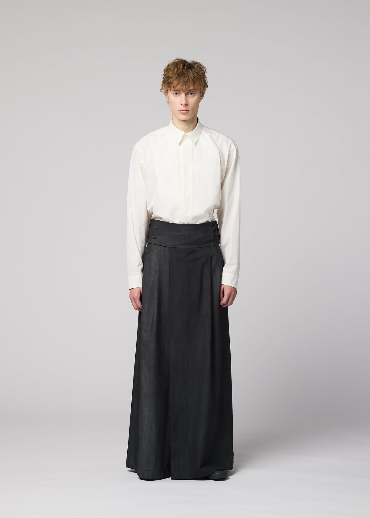 A model wears the IM MEN GRADATION WOOL gradation-wool-trousers-black.