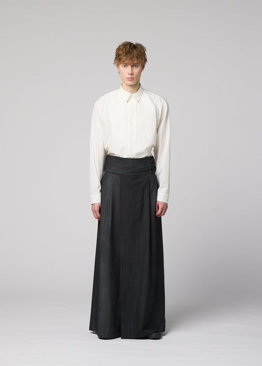 A model wears the IM MEN GRADATION WOOL gradation-wool-trousers-black.
