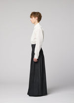 A model wears the IM MEN GRADATION WOOL gradation-wool-trousers-black.