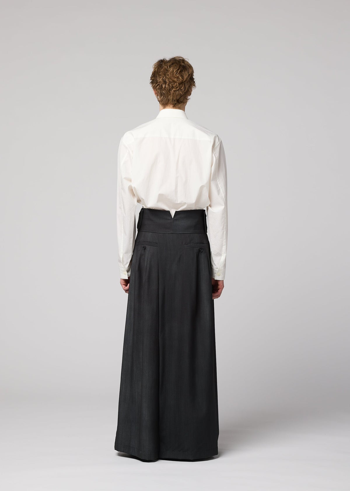 A model wears the IM MEN GRADATION WOOL gradation-wool-trousers-blue.
