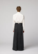 A model wears the IM MEN GRADATION WOOL gradation-wool-trousers-black.