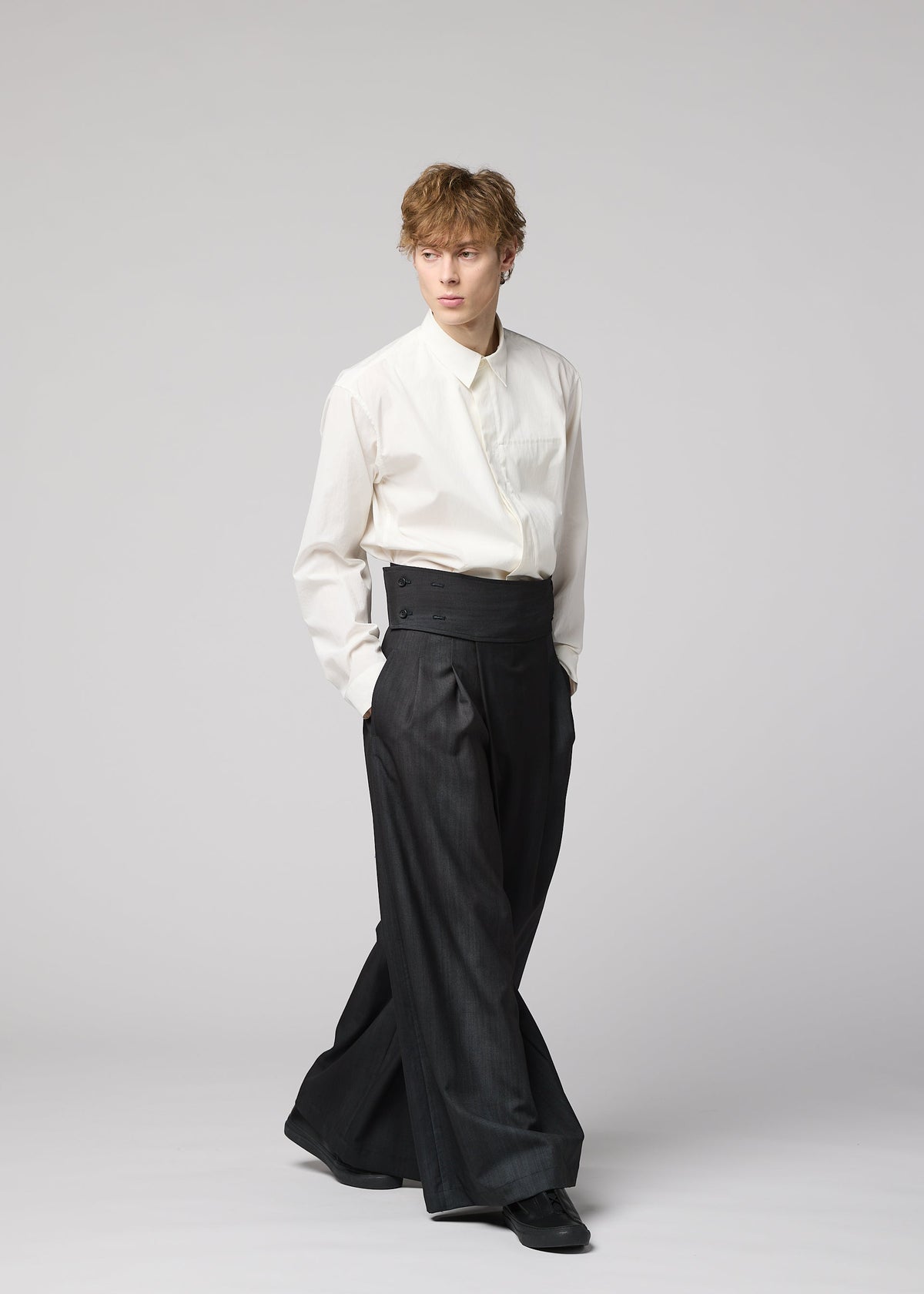 A model wears the IM MEN GRADATION WOOL gradation-wool-trousers-yellow.