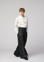 A model wears the IM MEN GRADATION WOOL gradation-wool-trousers-yellow.