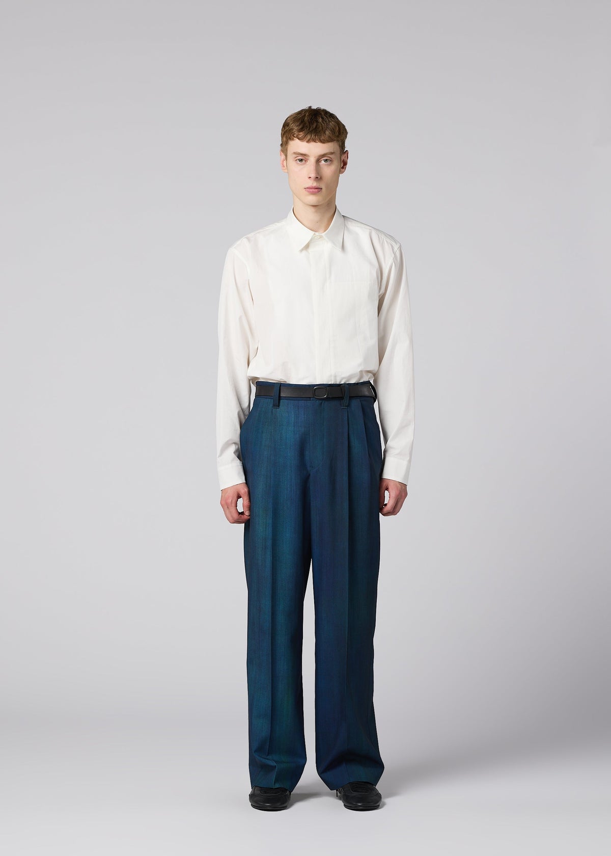A model wears the IM MEN GRADATION WOOL gradation-wool-straight-leg-trousers-blue.