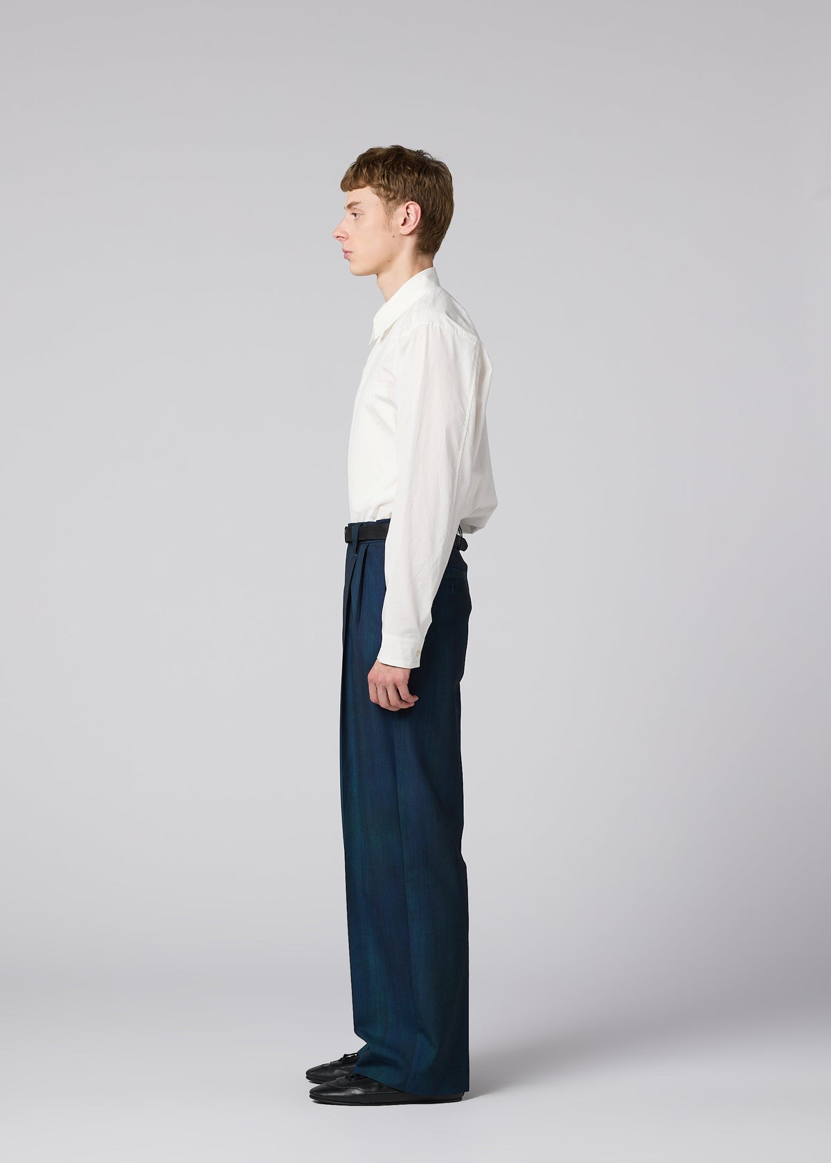 A model wears the IM MEN GRADATION WOOL gradation-wool-straight-leg-trousers-blue.