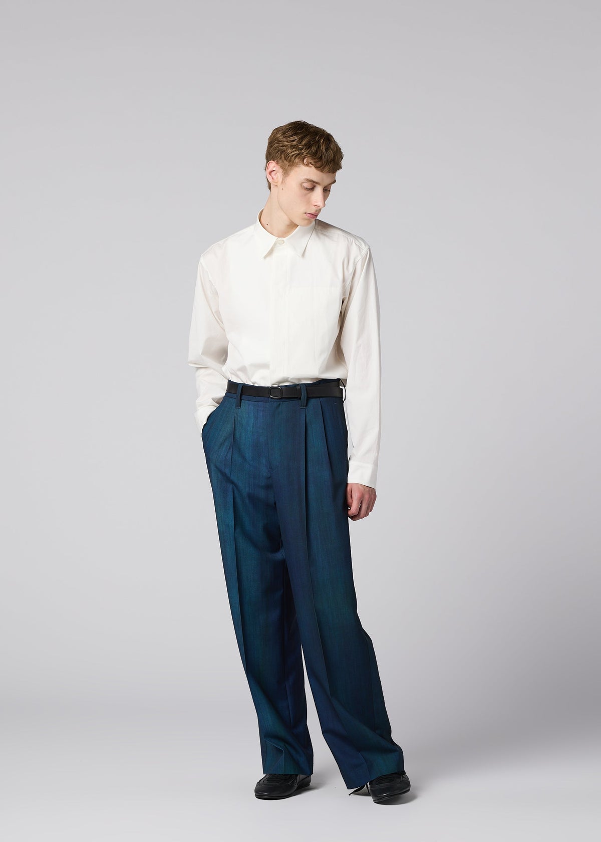 A model wears the IM MEN GRADATION WOOL gradation-wool-straight-leg-trousers-blue.