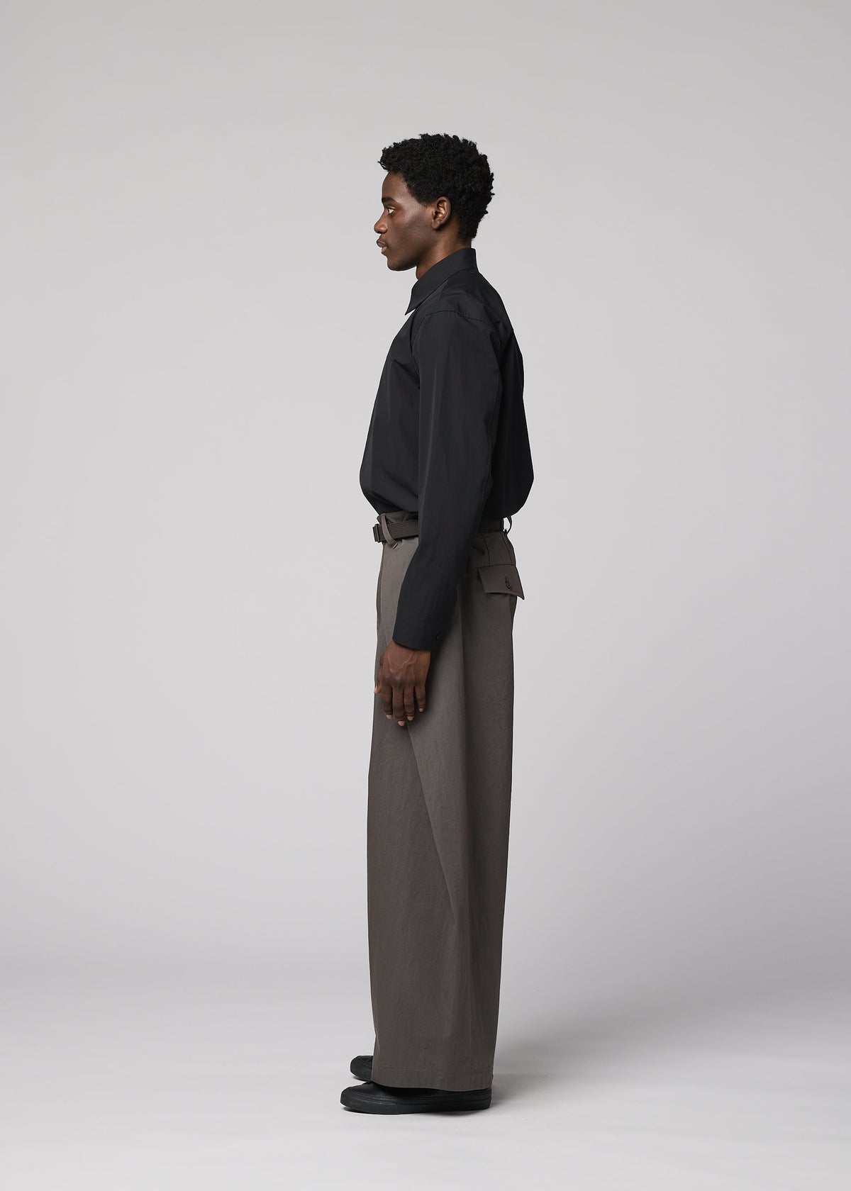 A model wears the IM MEN OVERLAP overlap-trousers-brown.