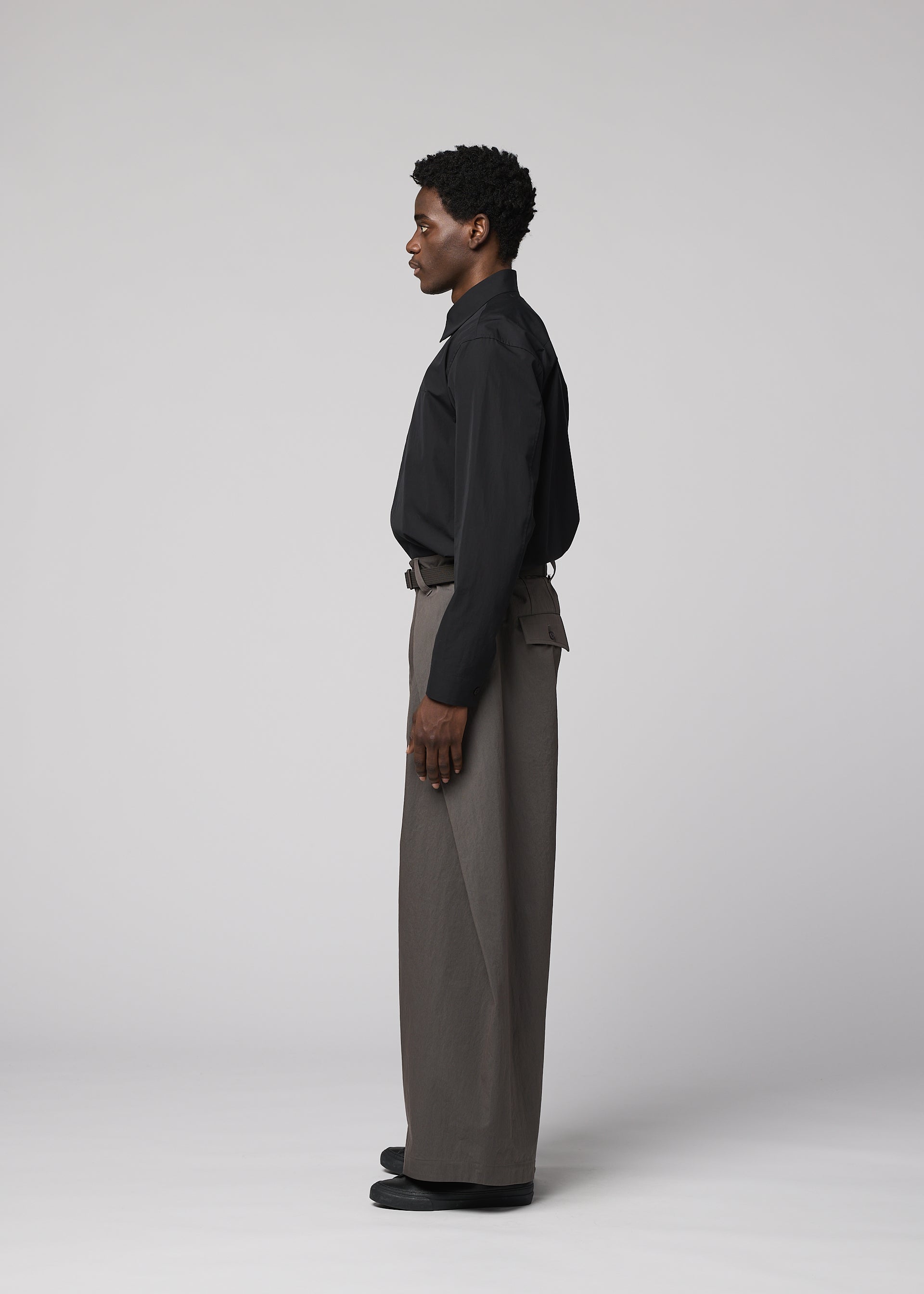 A model wears the IM MEN OVERLAP overlap-trousers-brown.