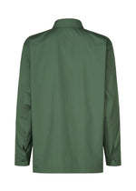 A detail shot of the IM MEN 140/2 SHIRT shirt.