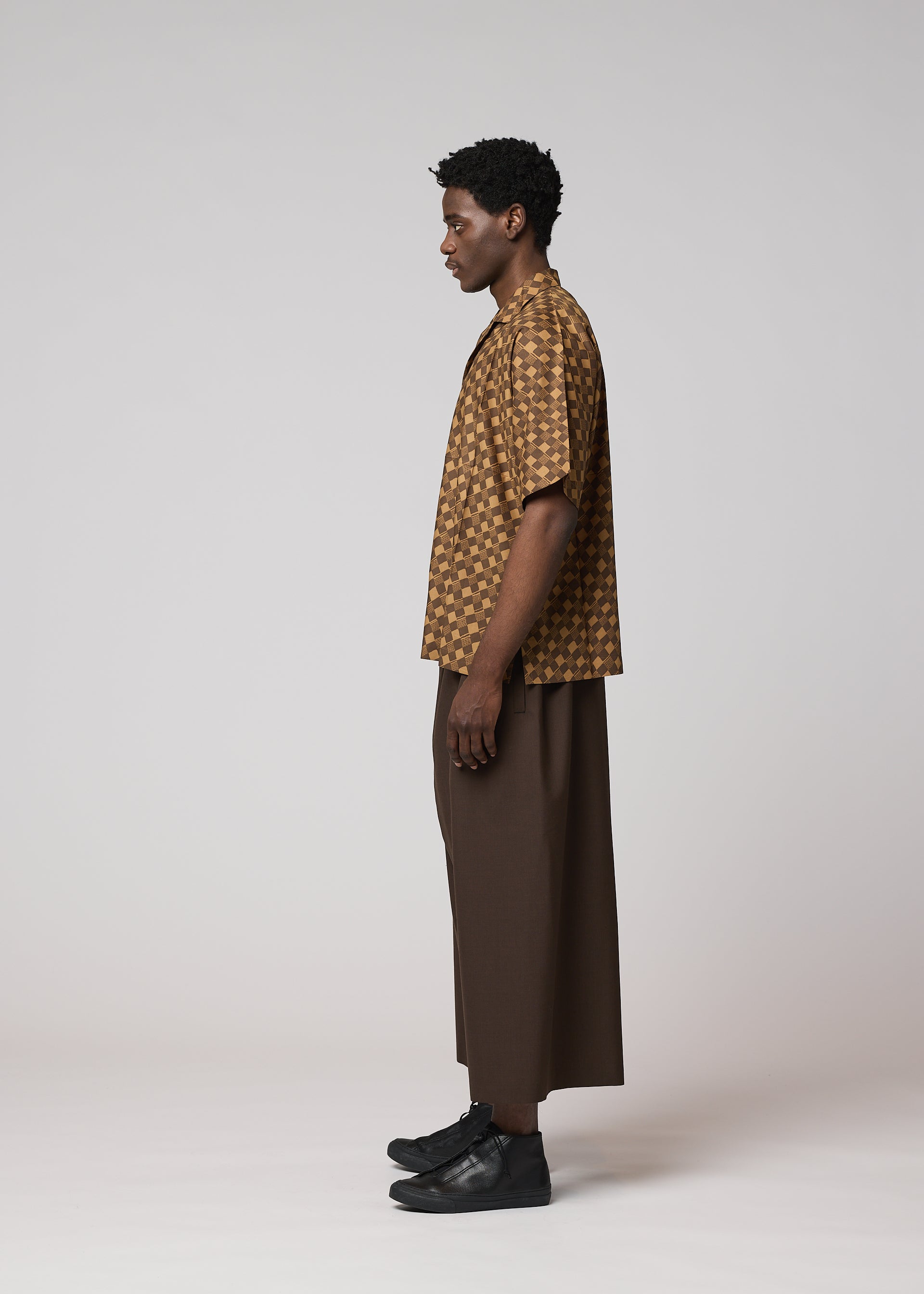 A model wears the IM MEN TIE PATTERN SHIRT tie-pattern-shirt-shirt-dark-brown.