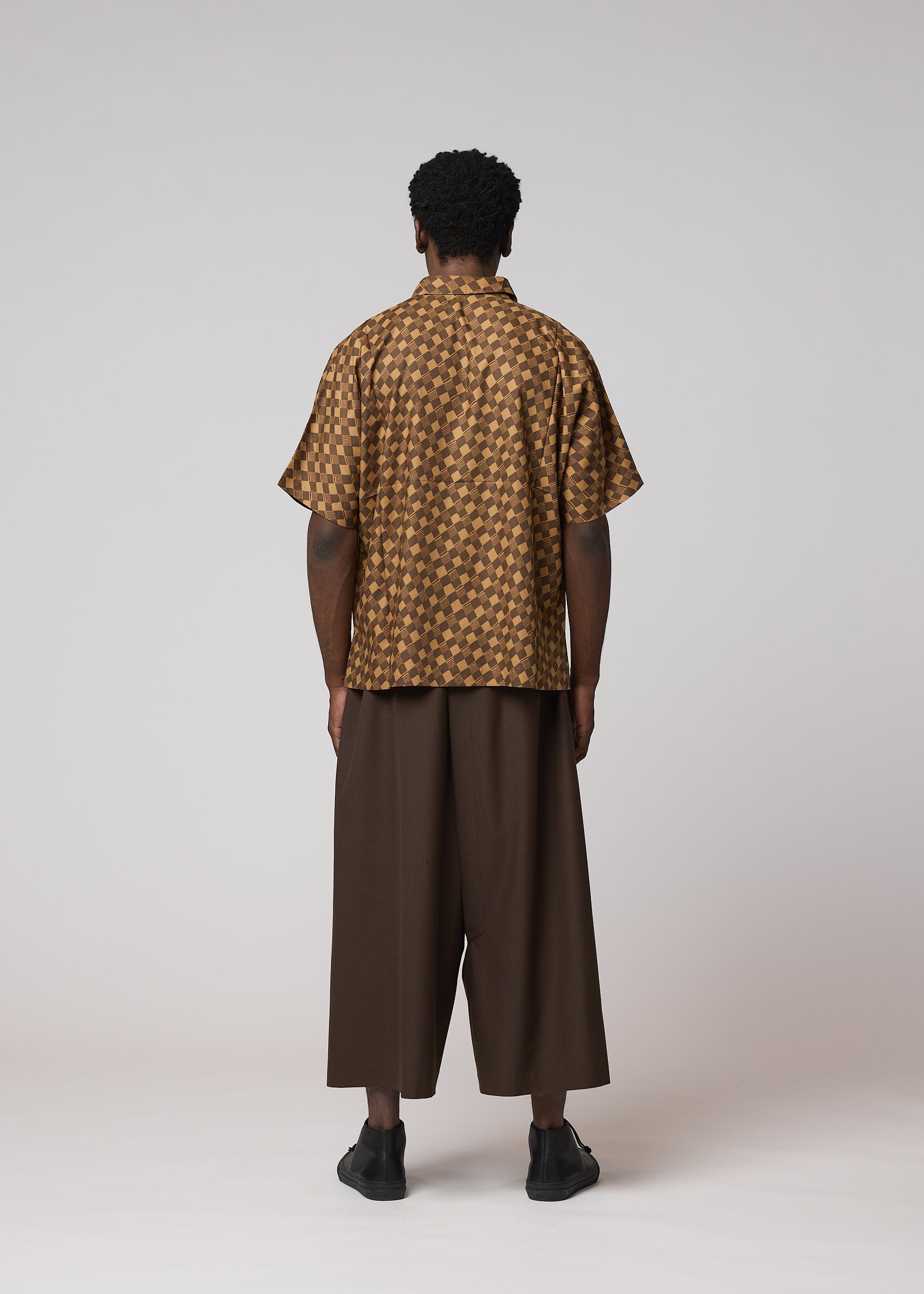 A model wears the IM MEN TIE PATTERN SHIRT tie-pattern-shirt-shirt-dark-brown.