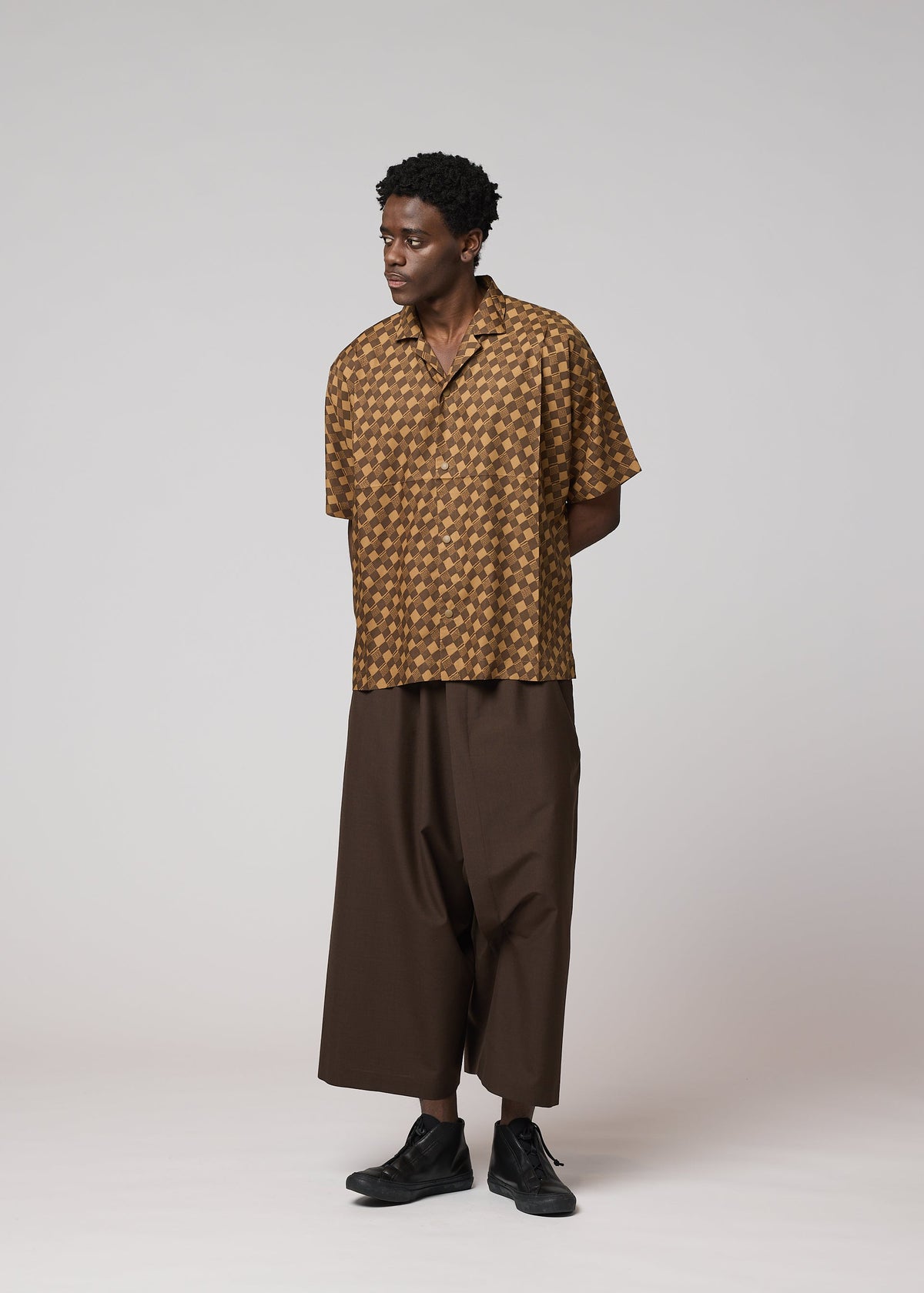 A model wears the IM MEN TIE PATTERN SHIRT tie-pattern-shirt-shirt-dark-brown.
