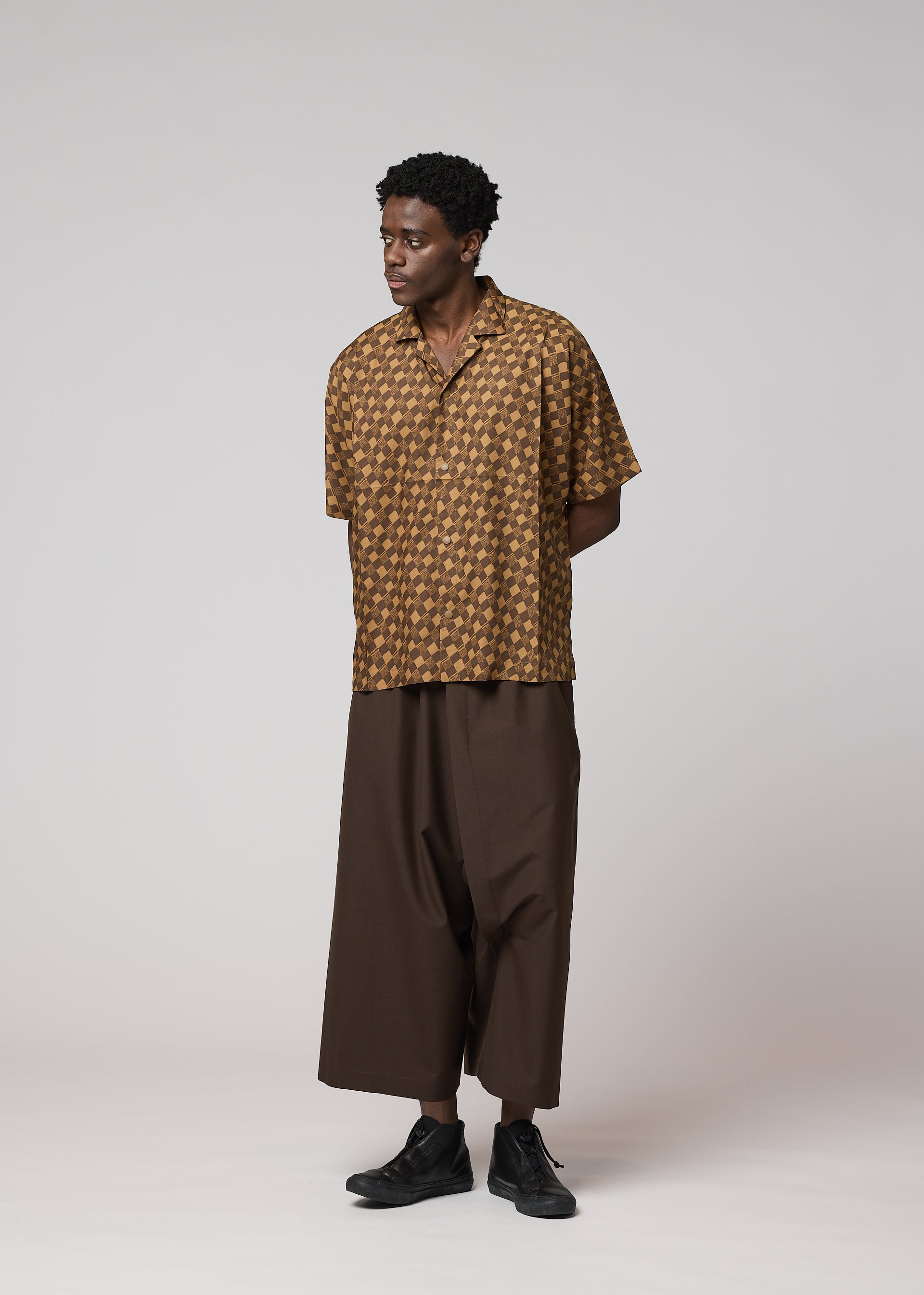 A model wears the IM MEN TIE PATTERN SHIRT tie-pattern-shirt-shirt-dark-brown.