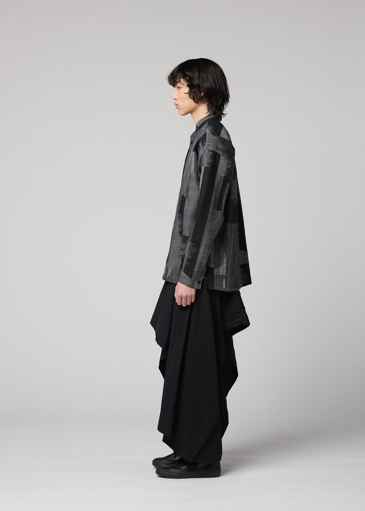A model wears the IM MEN KASURI kasuri-standing-collar-shirt-black.