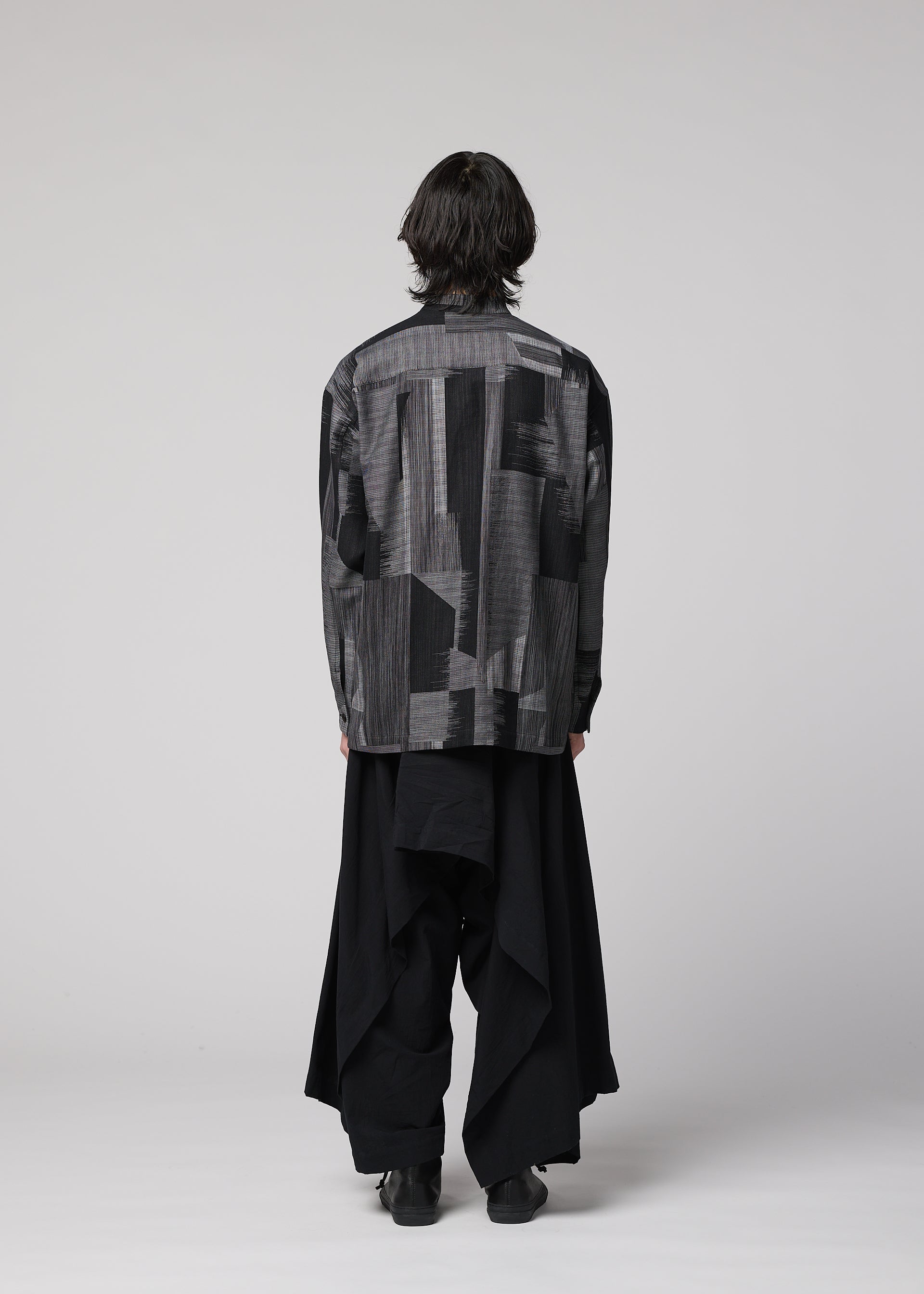 A model wears the IM MEN KASURI kasuri-standing-collar-shirt-black.
