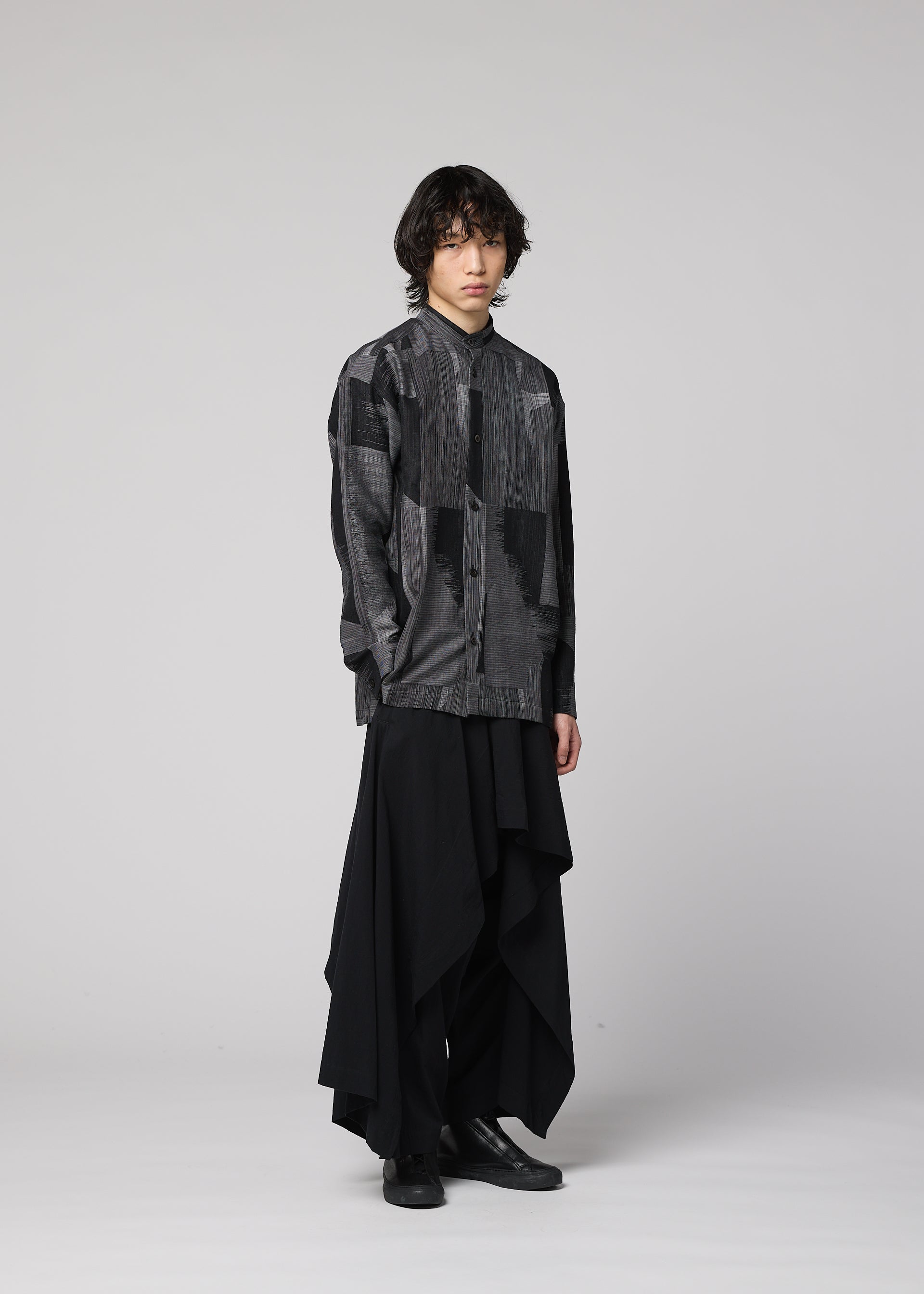 A model wears the IM MEN KASURI kasuri-standing-collar-shirt-black.