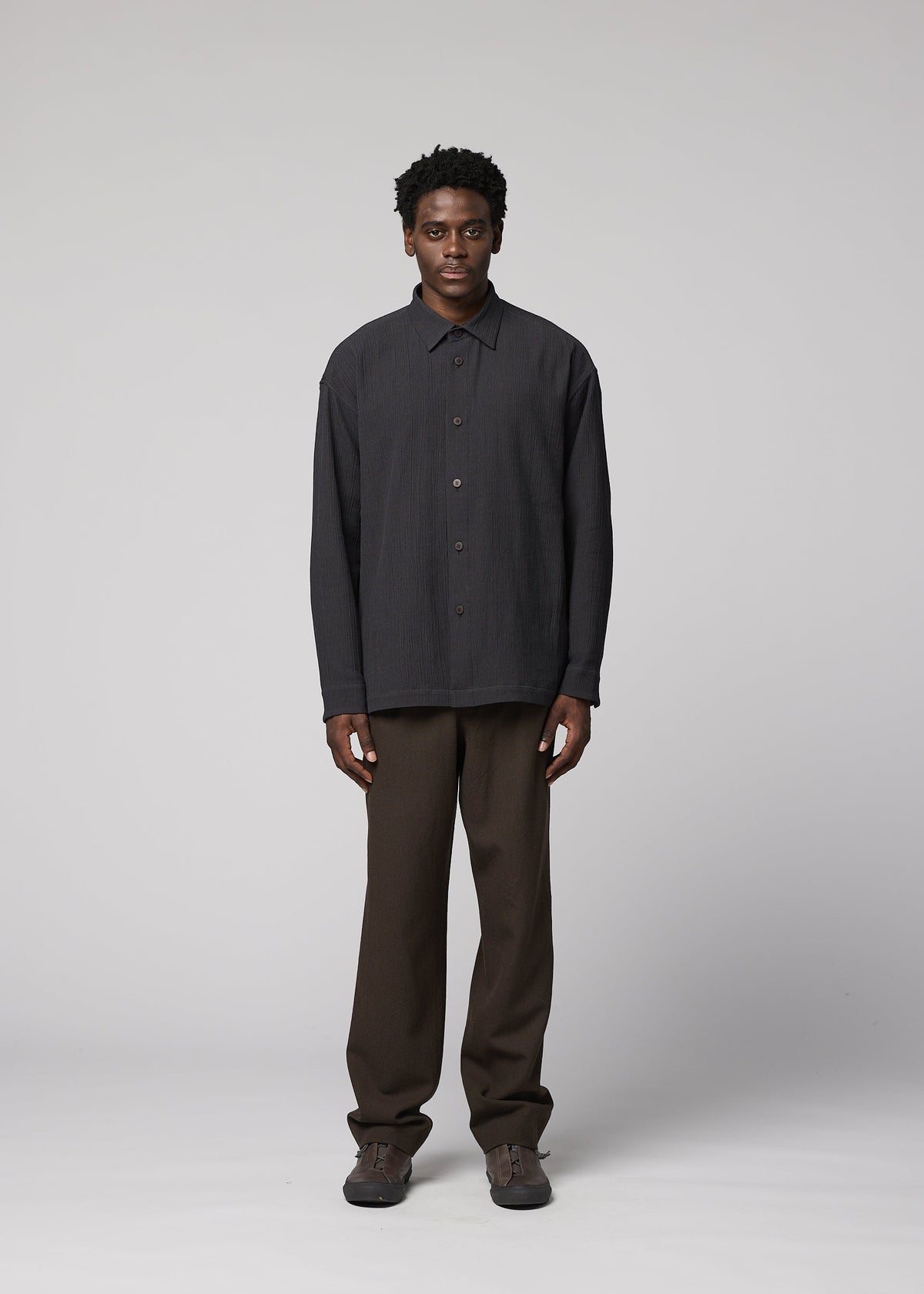 A model wears the IM MEN DOUBLE WEAVE CREPE double-weave-crepe-shirt-charcoal-grey.