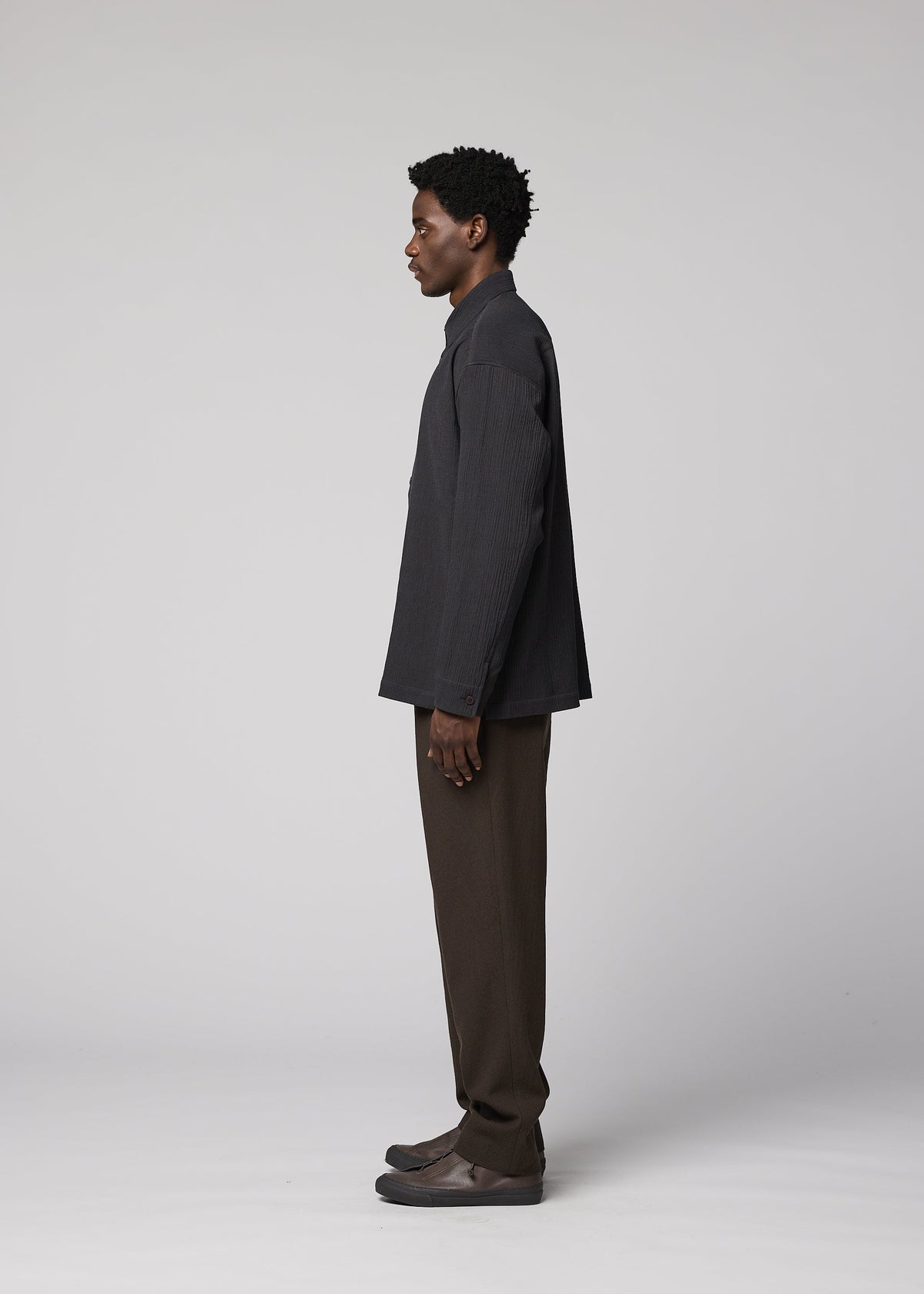A model wears the IM MEN DOUBLE WEAVE CREPE double-weave-crepe-shirt-charcoal-grey.