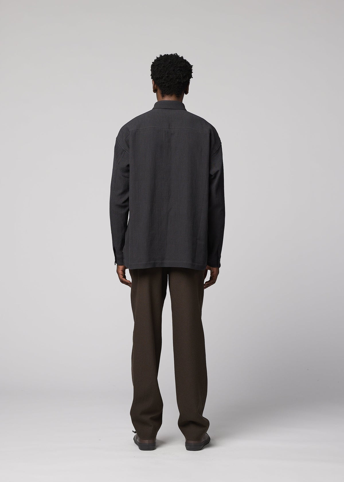 A model wears the IM MEN DOUBLE WEAVE CREPE double-weave-crepe-shirt-blue.