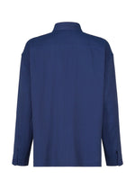 A detail shot of the IM MEN DOUBLE WEAVE CREPE shirt.