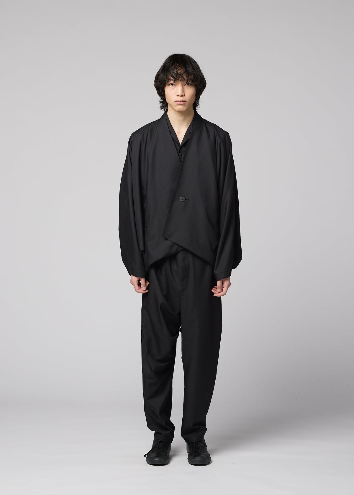 A model wears the IM MEN SWING BLACK swing-black-jacket-black.