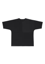 A detail shot of the IM MEN FLAT T top.
