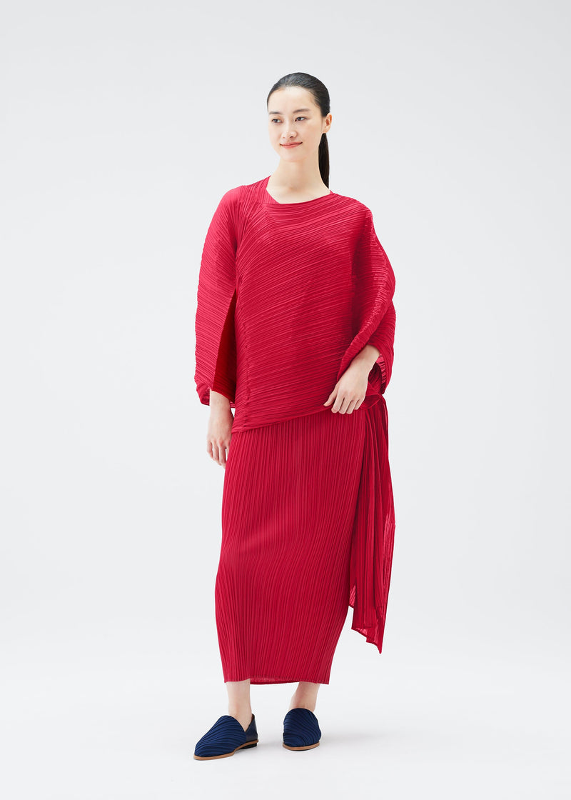 A model wears the PLEATS PLEASE ISSEY MIYAKE COLORFUL MADAME T stole.