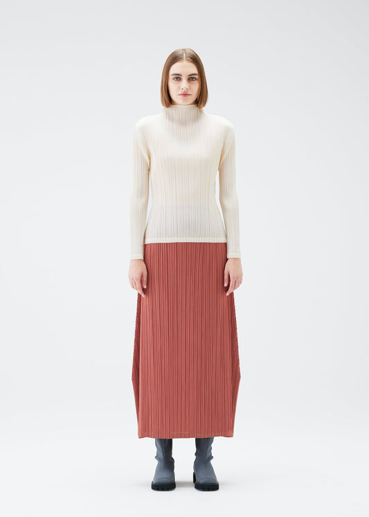 A model wears the PLEATS PLEASE ISSEY MIYAKE MONTHLY COLORS DECEMBER skirt.